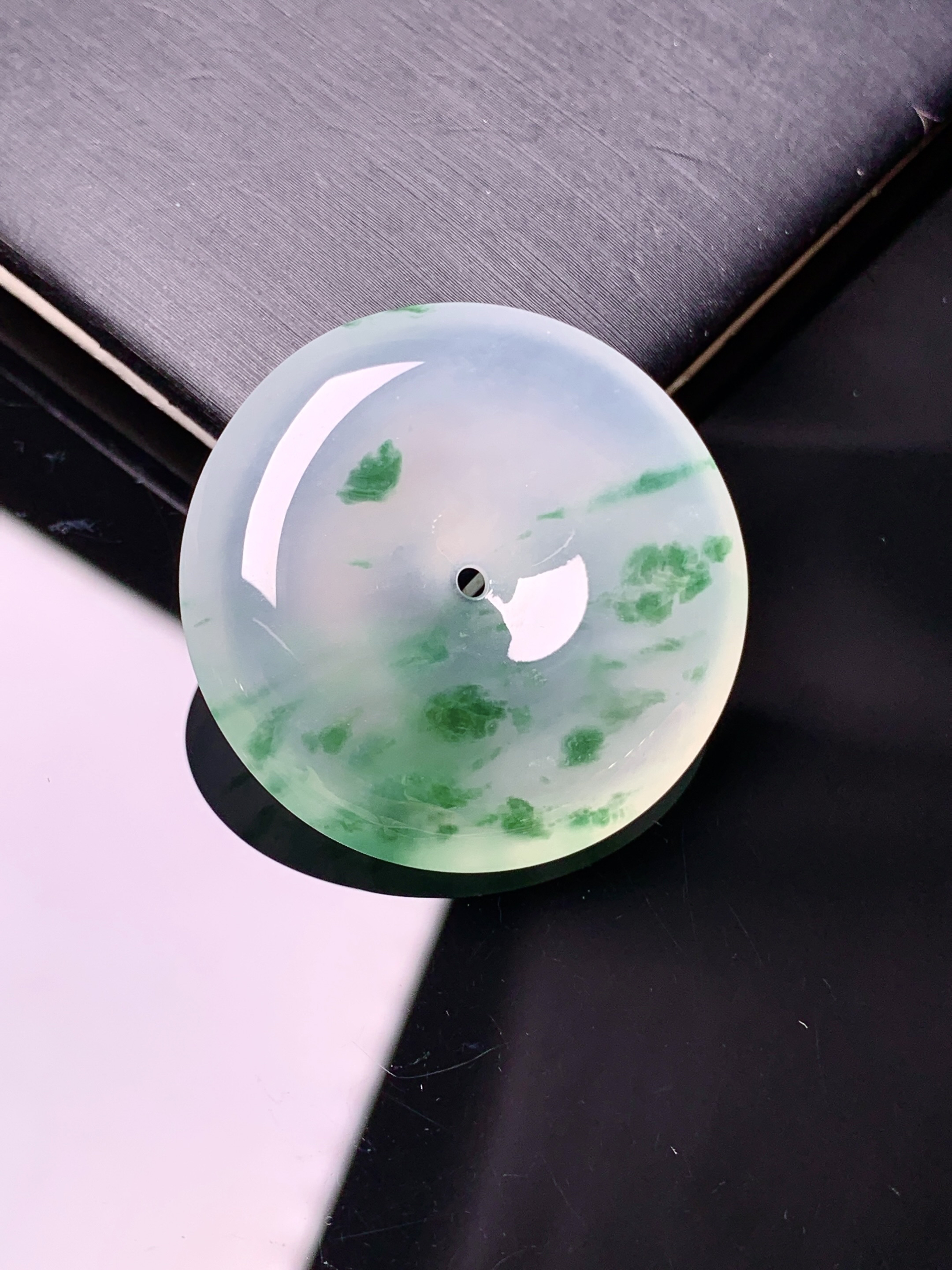 冰种飘绿平安扣吊坠 玉质细腻 色泽艳丽清新 水润亮眼 整体尺寸30.8*6.3x1