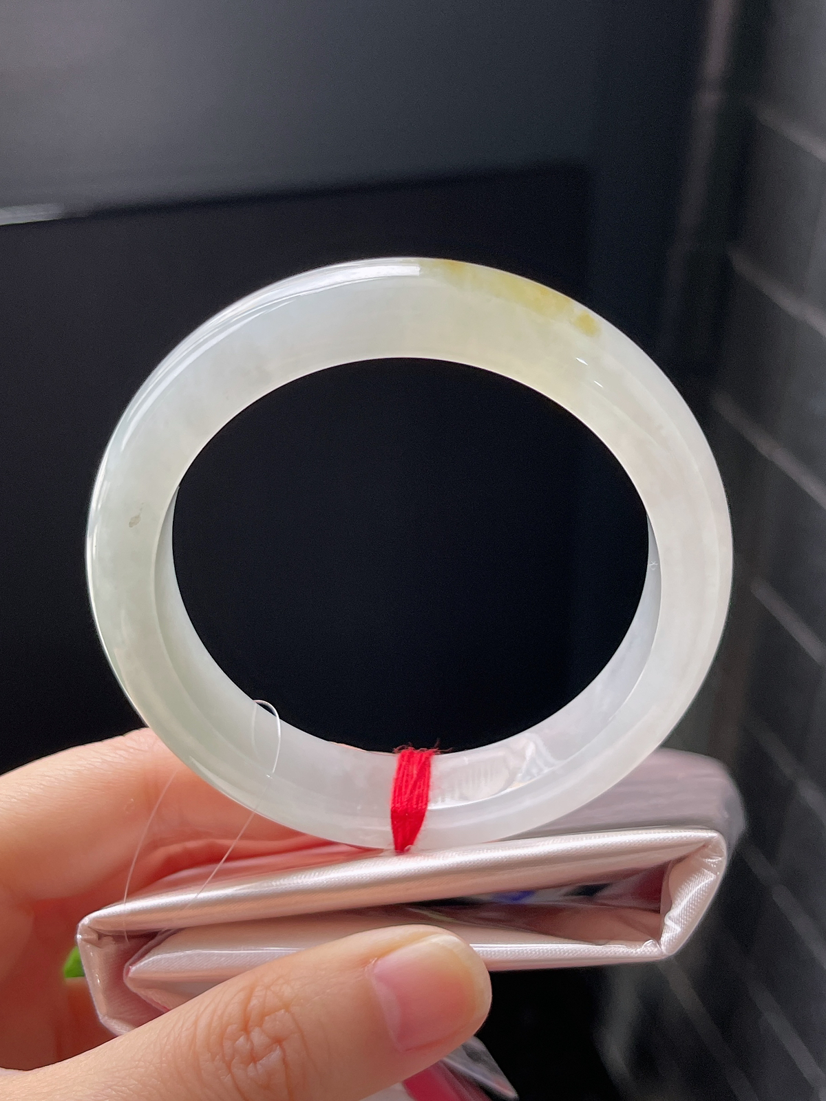 正圈55.7圈口，翡翠冰糯种淡黄色手镯