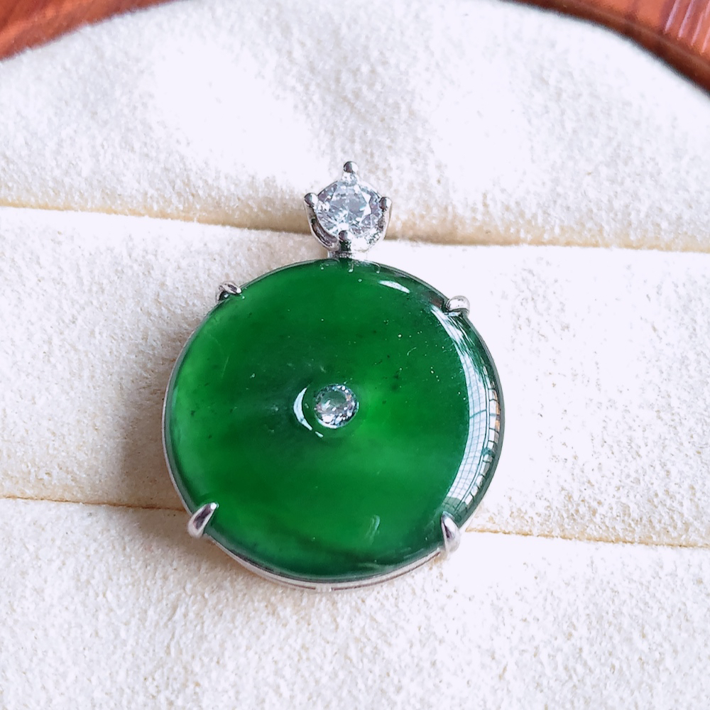 冰润满绿平安扣吊坠，厚装饱满，冰润剔透，细腻水足，种质润泽，飘花灵动，佩戴优雅大气，W481.18 