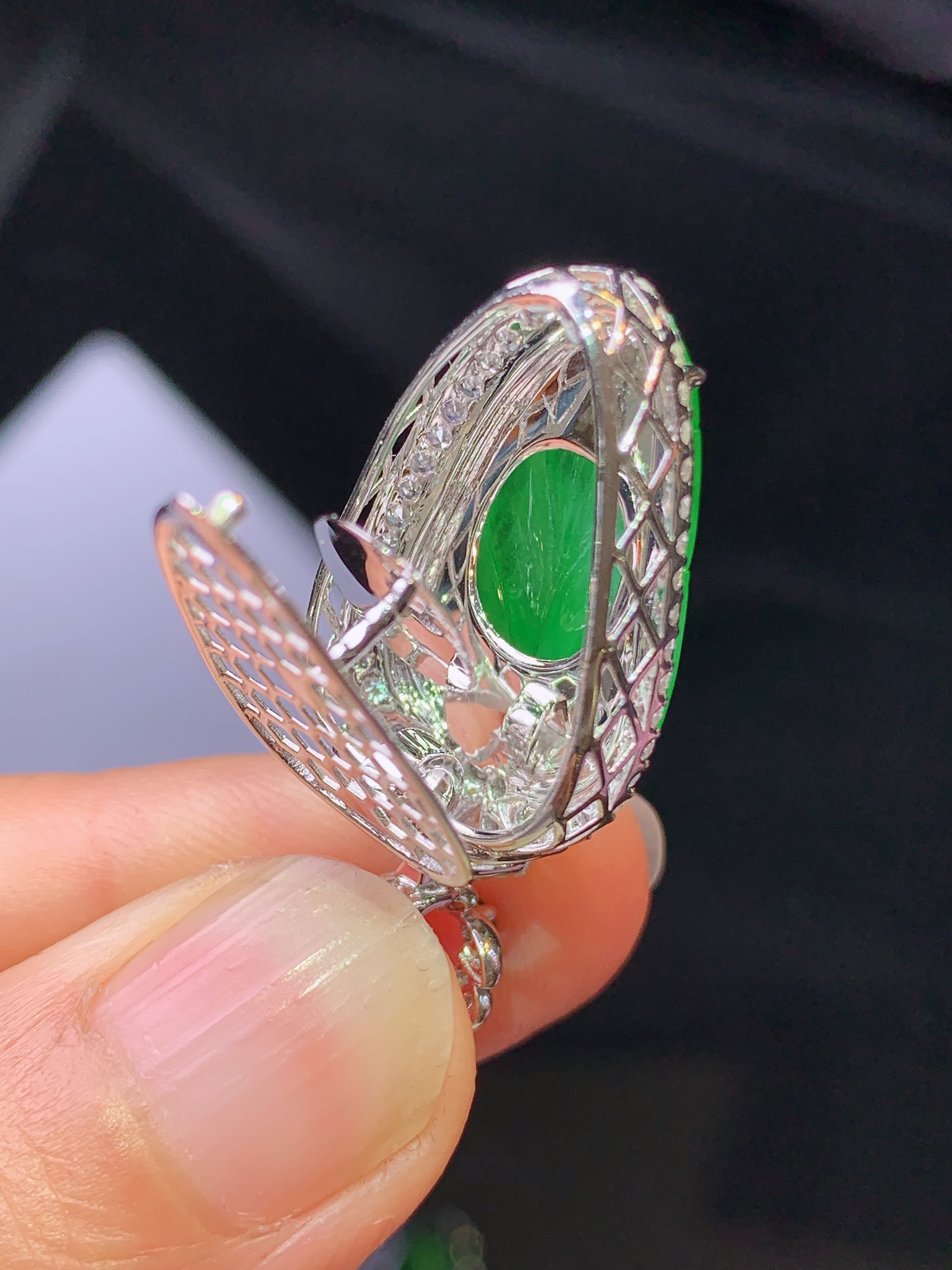 18k金钻镶嵌翠绿树叶吊坠 玉质细腻 色泽艳丽清新 水润亮眼 整体尺寸33.8*15.3*9.2h1