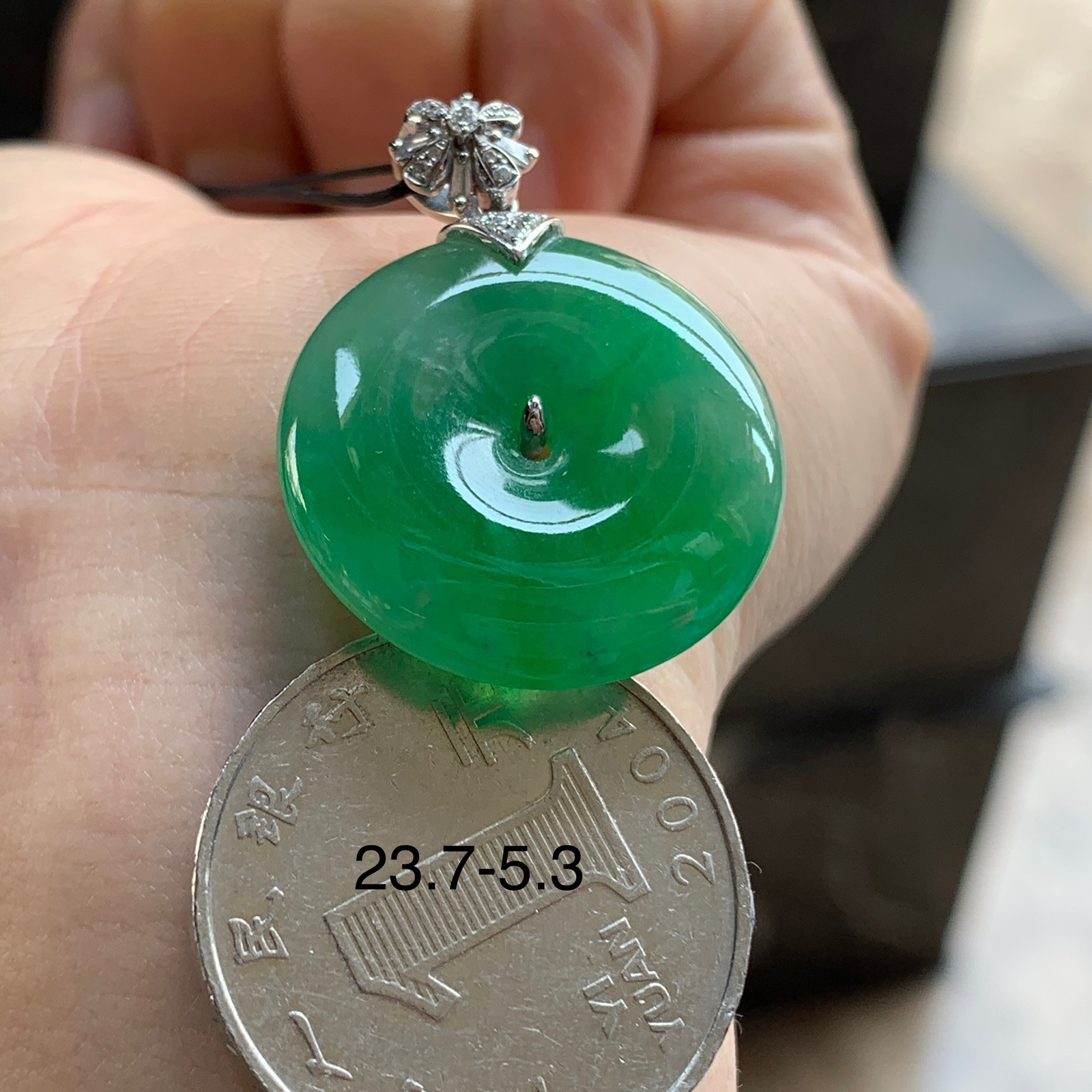 金钻镶嵌绿色平安扣^_^鲜艳 玉质温润