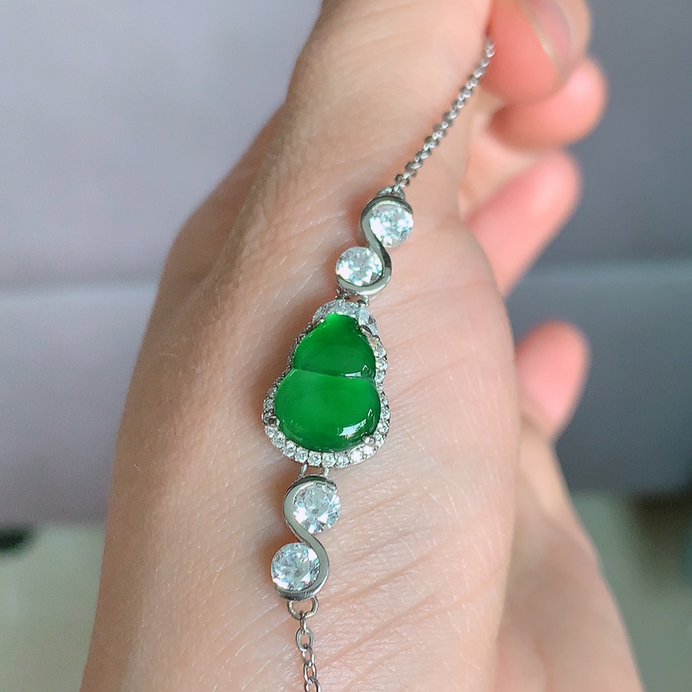 冰透满绿翡翠925银镶嵌葫芦手链，自然光实拍，翠色灵动，颜色漂亮，种老水足，品相佳，佩戴佳品！W481.18  整体尺寸：14.8-10.6-5.6mm  裸石尺寸：11.5-8.5mm