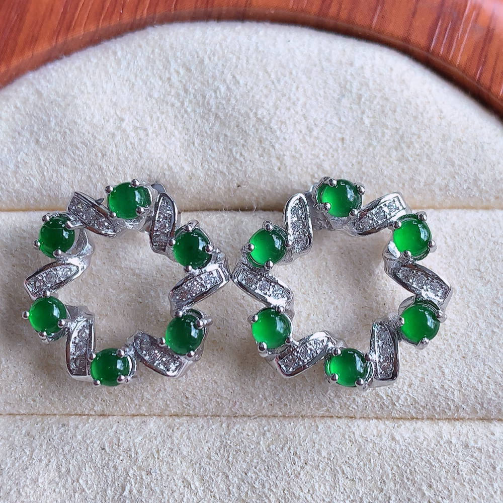 冰润满绿翡翠925银镶嵌耳钉，自然光实拍，翠色灵动，颜色漂亮，种老水足，品相佳，佩戴佳品！W815.18  取一整体尺寸：17.8-5.5mm  裸石尺寸：3mm