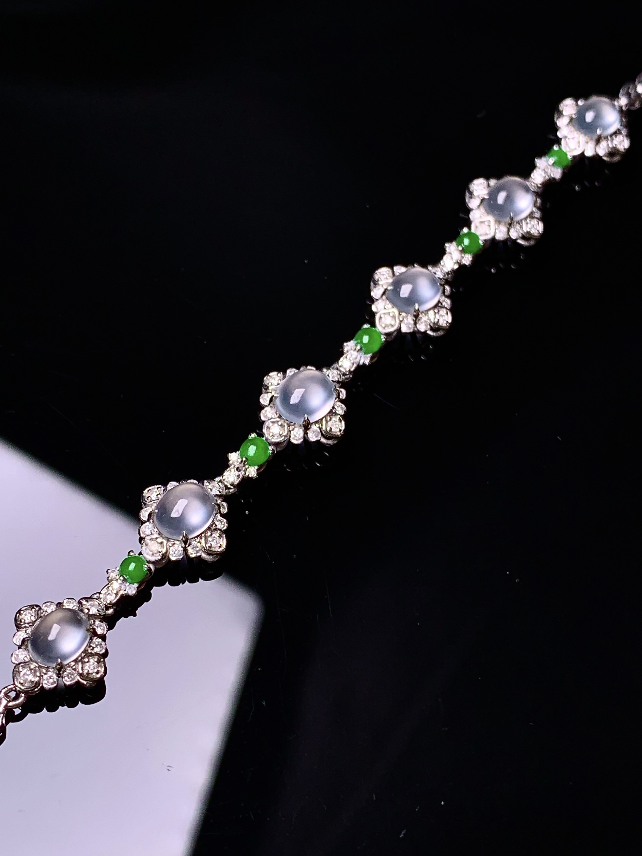 18k金钻镶嵌冰种蛋面手链 玉质细腻 色泽艳丽清新 水润亮眼 整体尺寸170*8.3*5L3