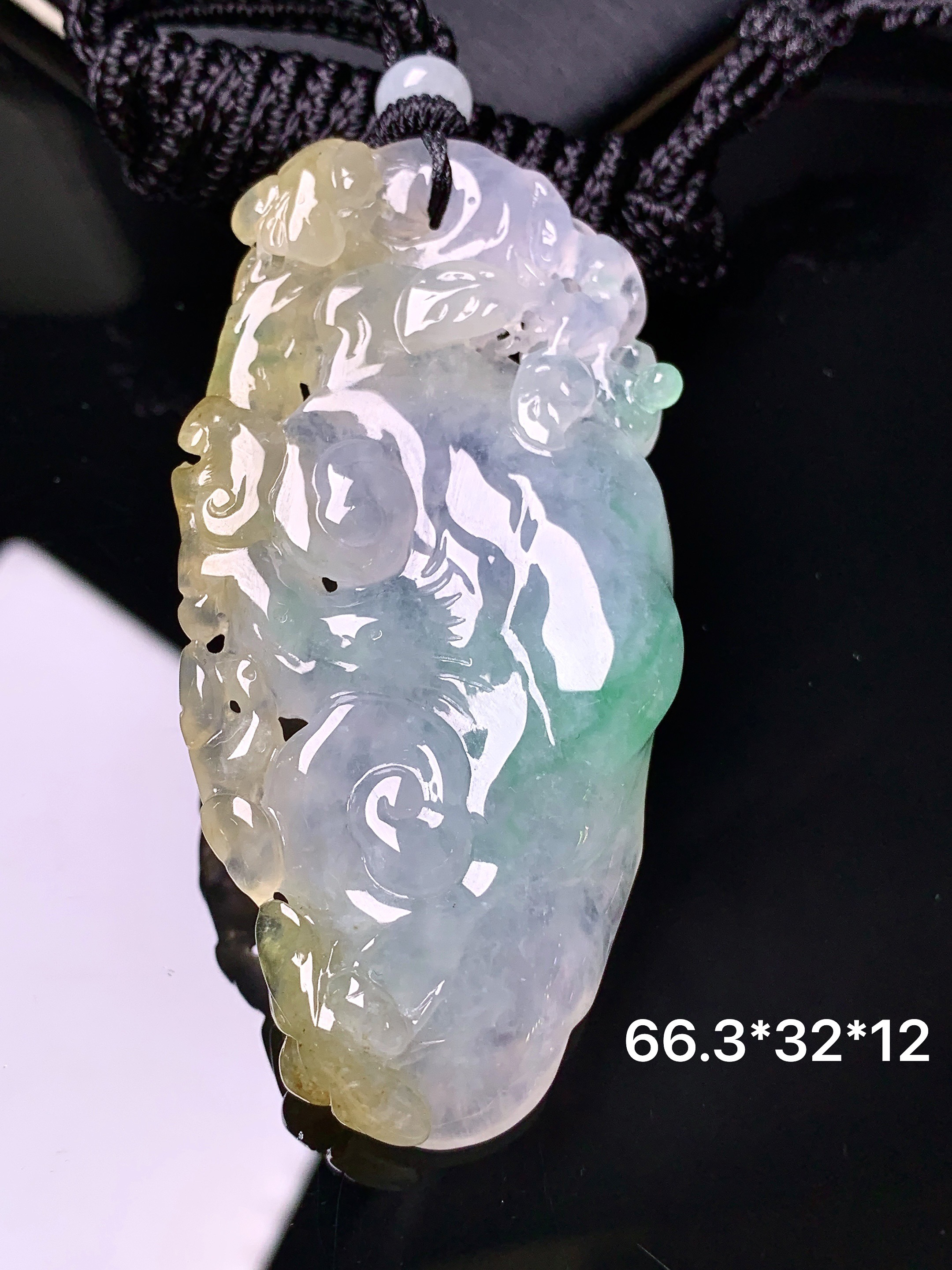 飘黄绿如意吊坠 玉质细腻 色泽艳丽清新 水润亮眼 整体尺寸66.3*32*12w1