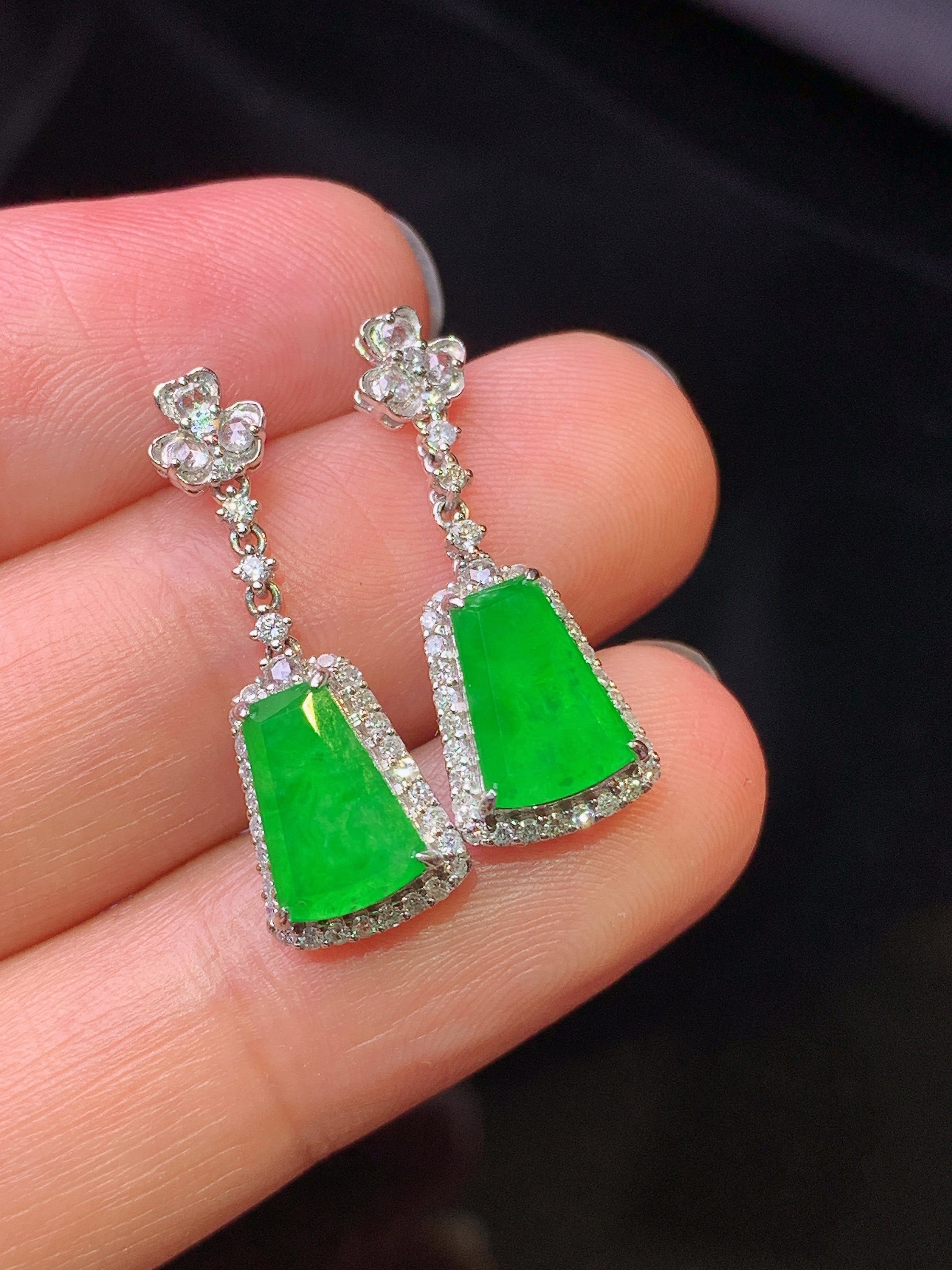 18k金钻镶嵌翠绿无事牌耳坠 玉质细腻 色泽艳丽清新 水润亮眼 整体尺寸23*8.5*5.2g1