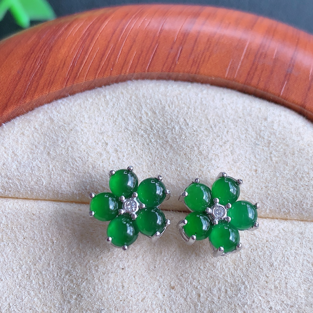 冰润满绿翡翠925银镶嵌耳钉，自然光实拍，翠色灵动，颜色漂亮，种老水足，品相佳，佩戴佳品！W815.18  取一整体尺寸：10.5-4mm  裸石尺寸：3mm