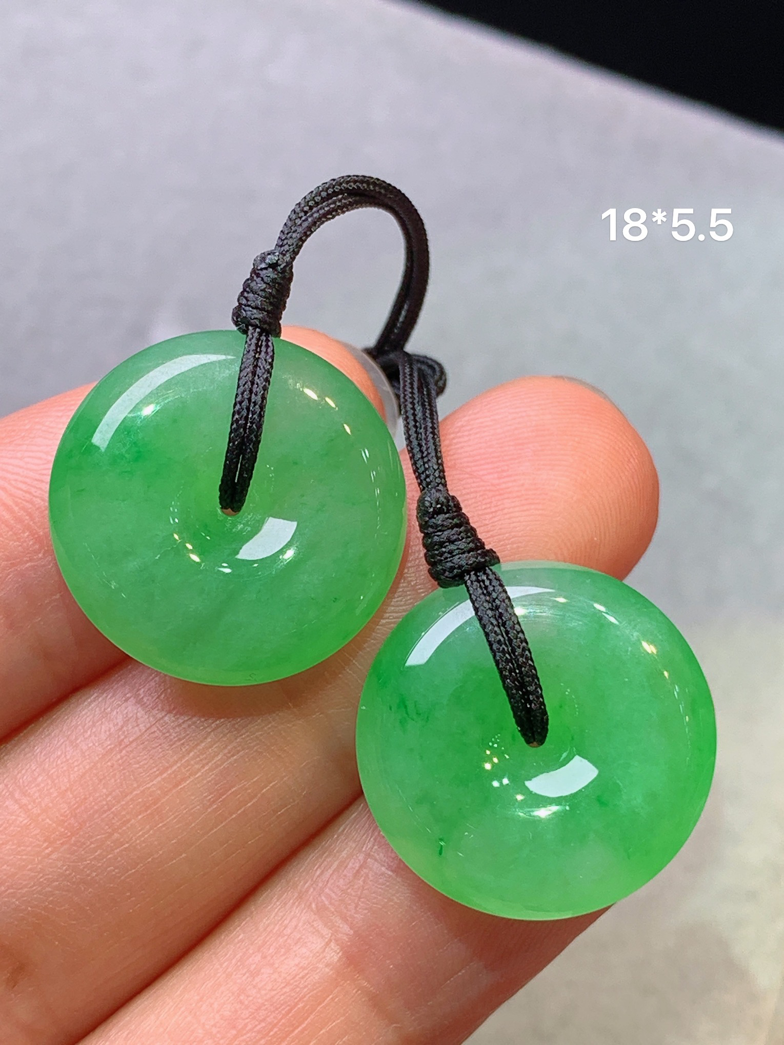 翠绿平安扣吊坠 玉质细腻 色泽艳丽清新 水润亮眼 整体尺寸18*5.5g1