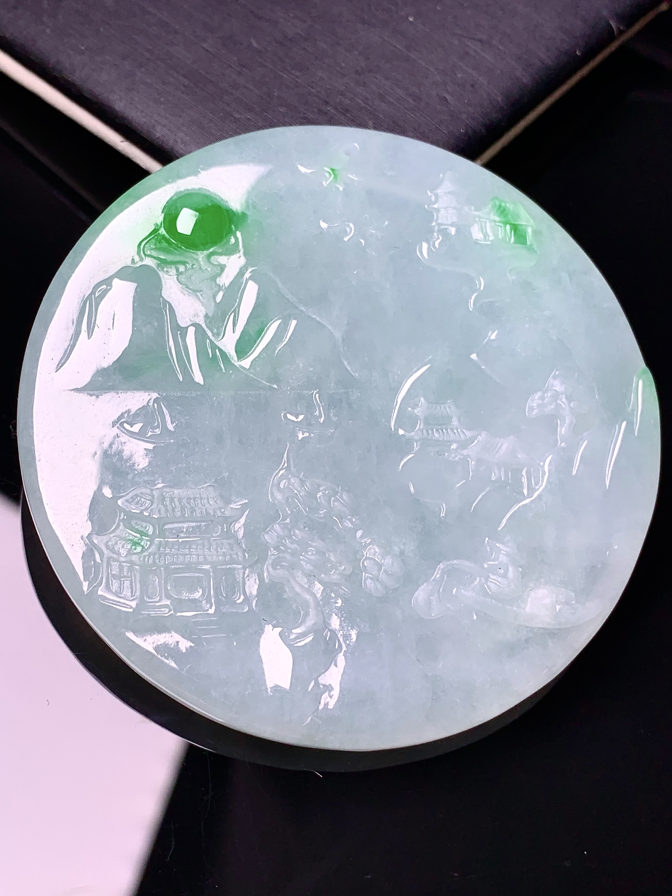 飘绿山水圆牌吊坠 玉质细腻 色泽艳丽清新 水润亮眼 整体尺寸54*5.3a2