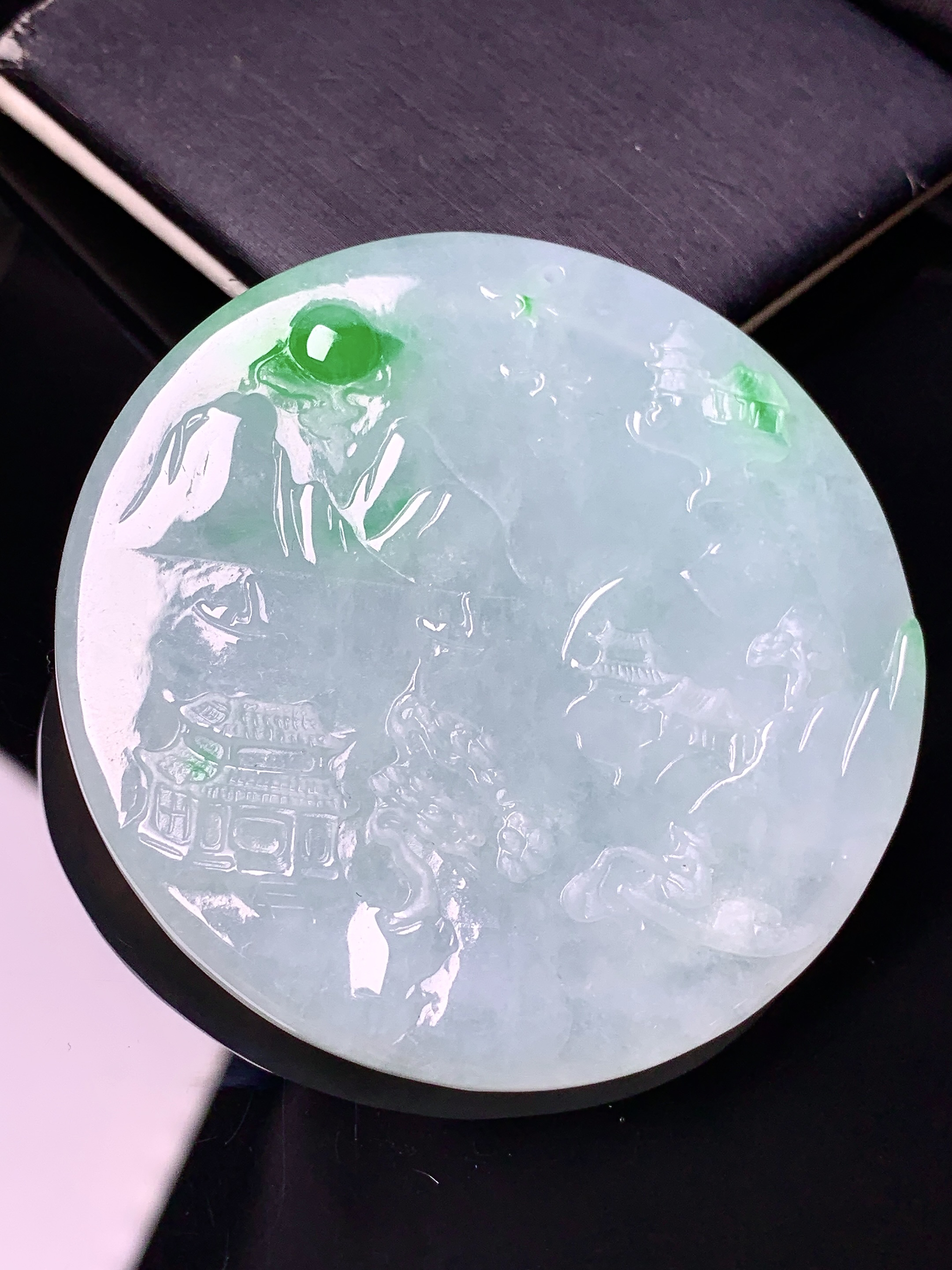 飘绿山水圆牌吊坠 玉质细腻 色泽艳丽清新 水润亮眼 整体尺寸54*5.3a2