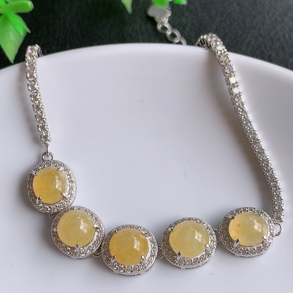 冰黄翡蛋面手链，水水润润，珠圆玉润，颜色鲜艳，妙明清净，清秀高雅，佩戴效果优雅迷人！性价比超值 W815.18  取一尺寸：10-8.8-6.8mm    裸石尺寸：6.5mm