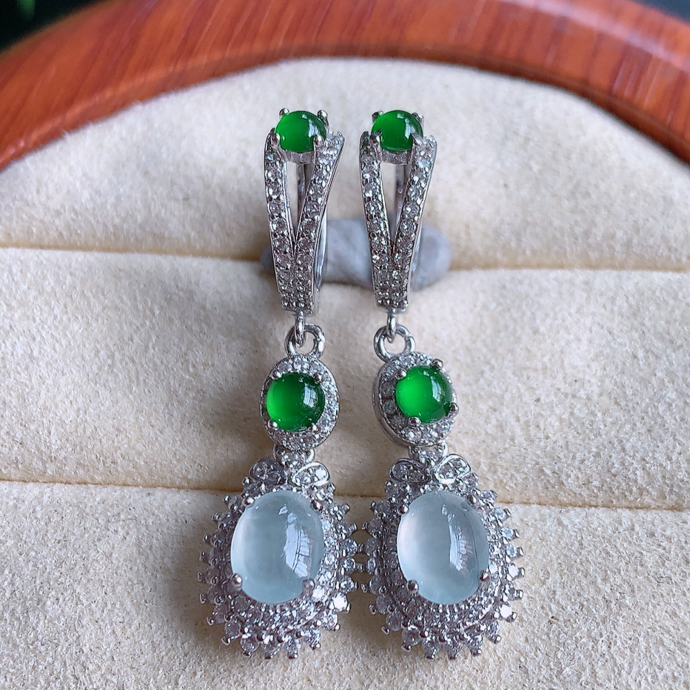 冰润翡翠925银镶嵌耳钉，自然光实拍，翠色灵动，颜色漂亮，种老水足，品相佳，佩戴佳品！W502.18