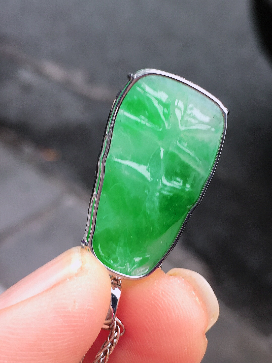 阳绿【节节高升】吊坠，色泽艳丽，玉质细腻，荧光感超
强，饱满圆润，尽显优雅气质，18k
金豪华镶嵌