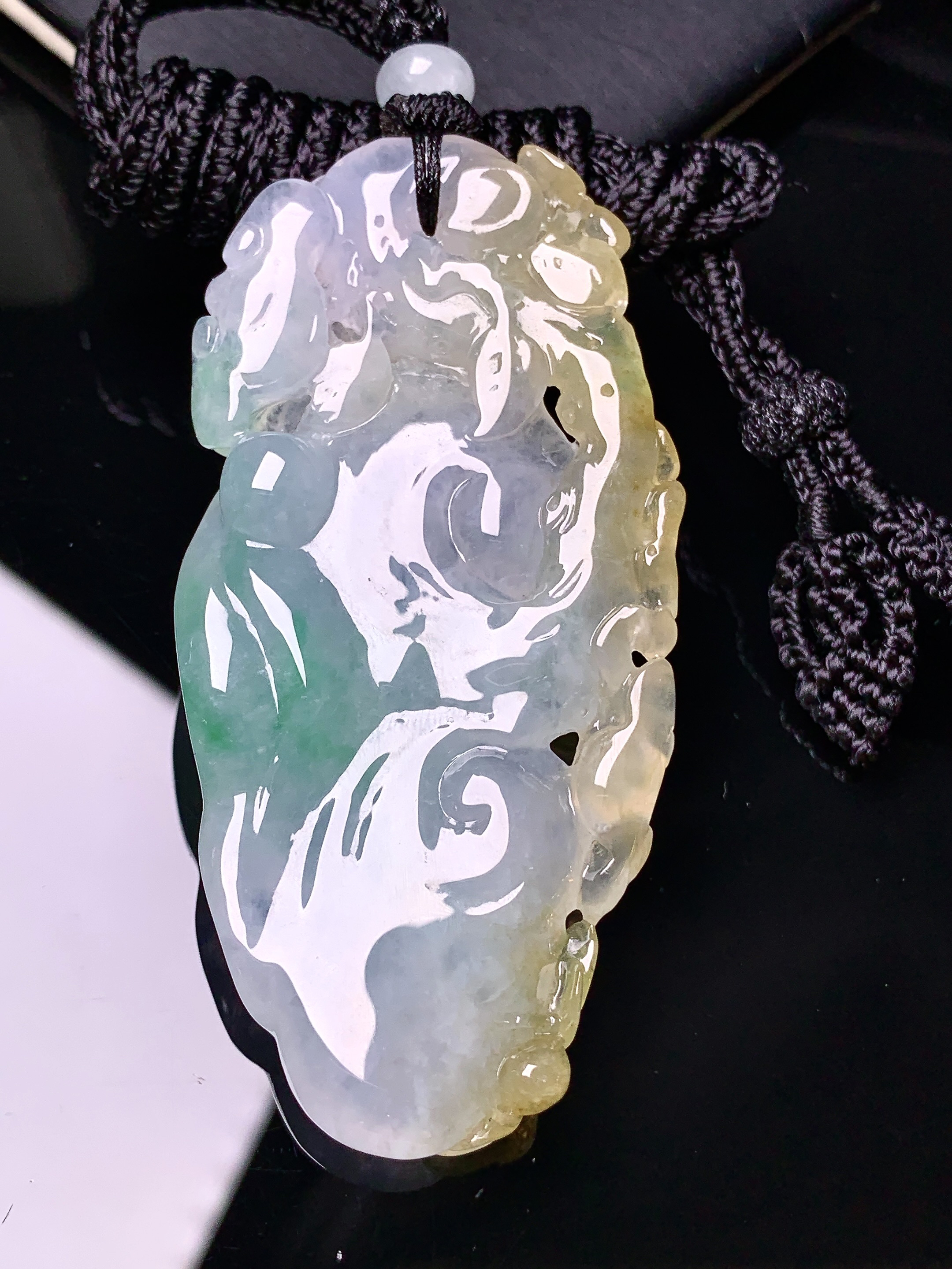 飘黄绿如意吊坠 玉质细腻 色泽艳丽清新 水润亮眼 整体尺寸66.3*32*12w1