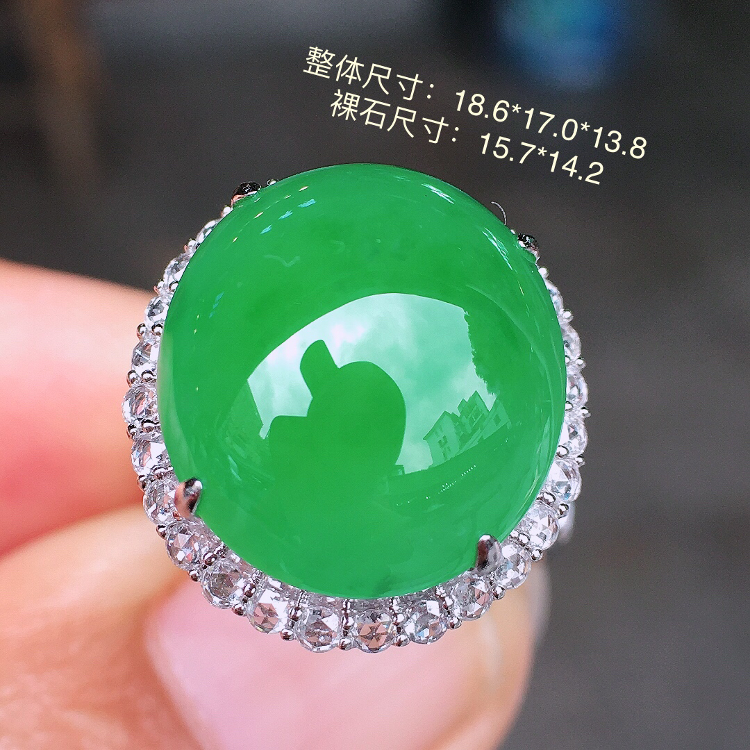 阳绿蛋面戒指，色泽均匀艳丽，玉质细腻，荧光感超
强，饱满圆润，尽显优雅气质，18k
金豪华镶嵌