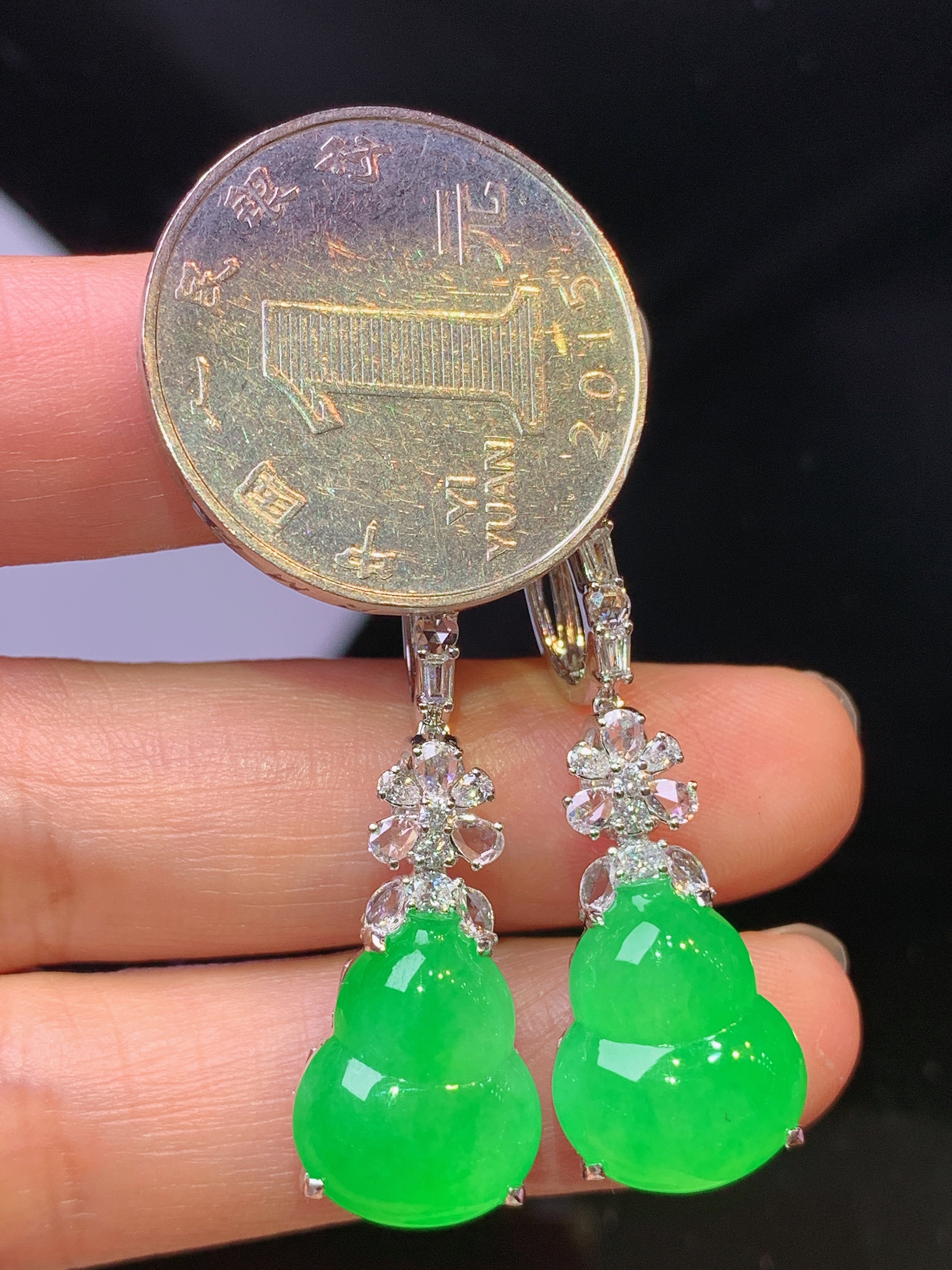 18k金钻镶嵌翠绿葫芦耳坠吊坠两用款 玉质细腻 色泽艳丽清新 水润亮眼 整体尺寸38.6*11.8*9.3h2