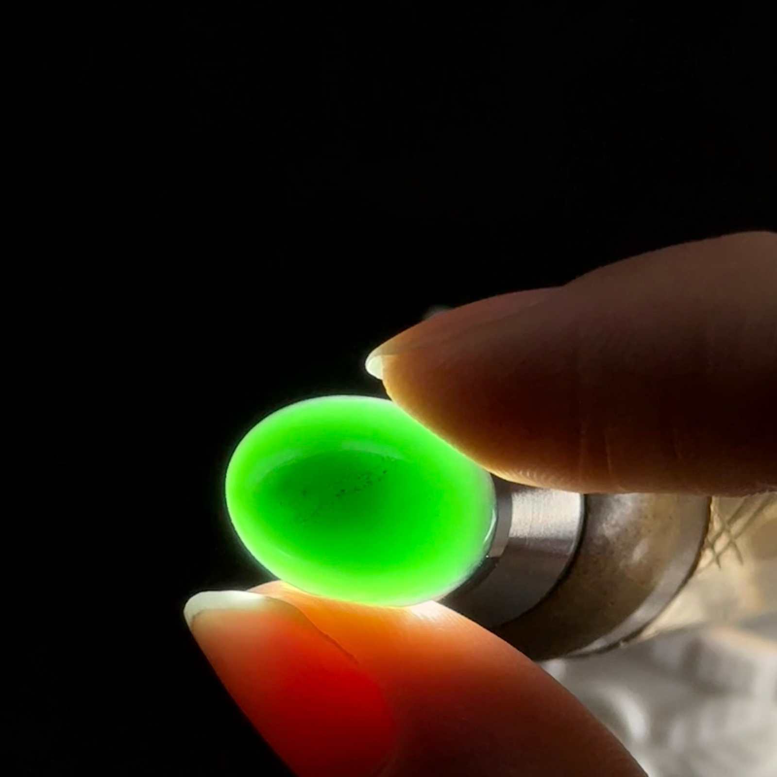 精品墨翠蛋面裸石 戒面 种好色正 黑度极好 打灯通透饱满大气 尺寸15.9