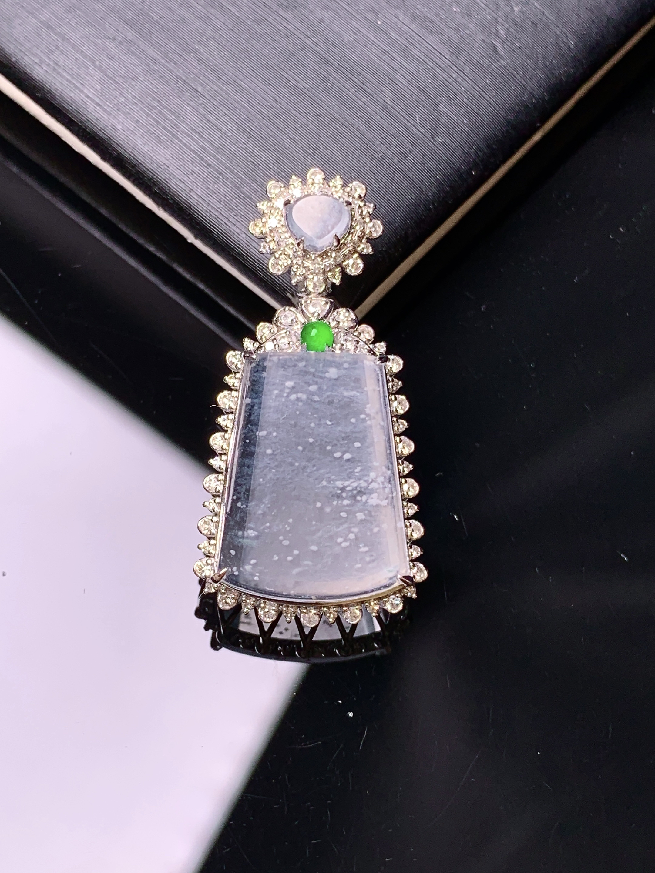 18k金钻镶嵌冰种雪花棉无事牌吊坠 玉质细腻 色泽艳丽清新 水润亮眼 整体尺寸28.2*14.3*7