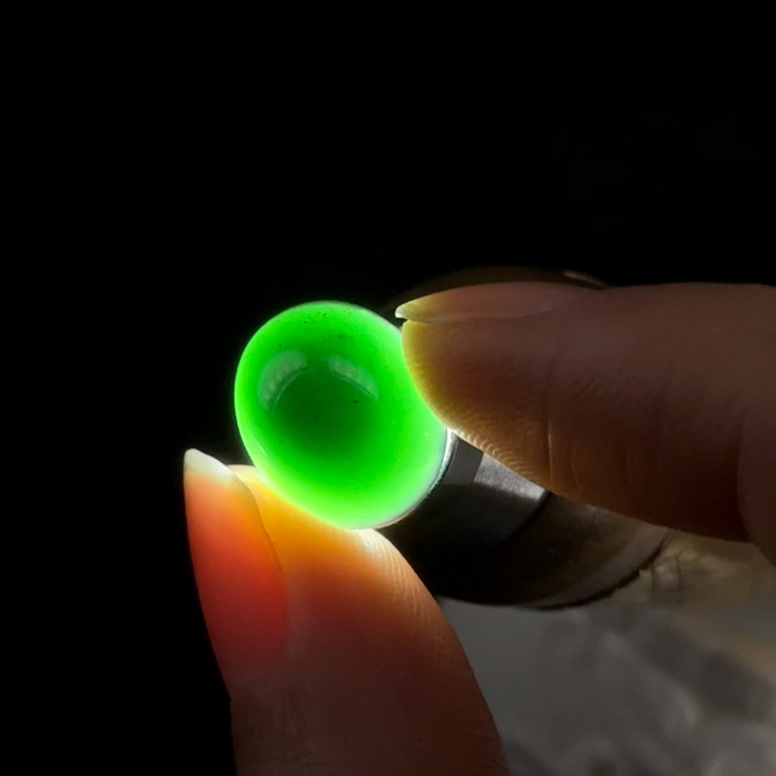 精品墨翠蛋面裸石 戒面 种好色正 黑度极好 打灯通透饱满大气 尺寸14.1