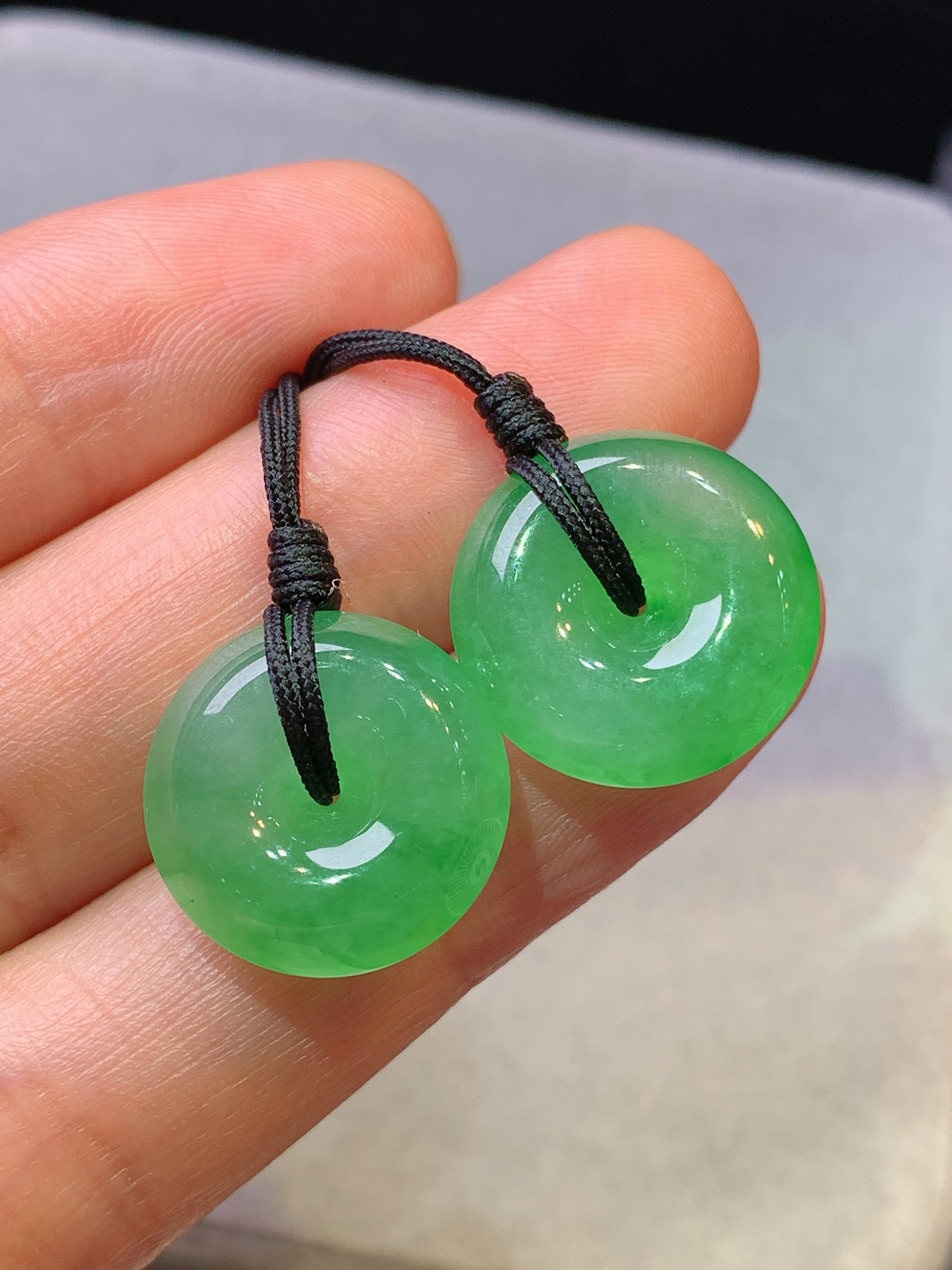 翠绿平安扣一对 玉质细腻 色泽艳丽清新 水润亮眼 整体尺寸16.5*6.5g1