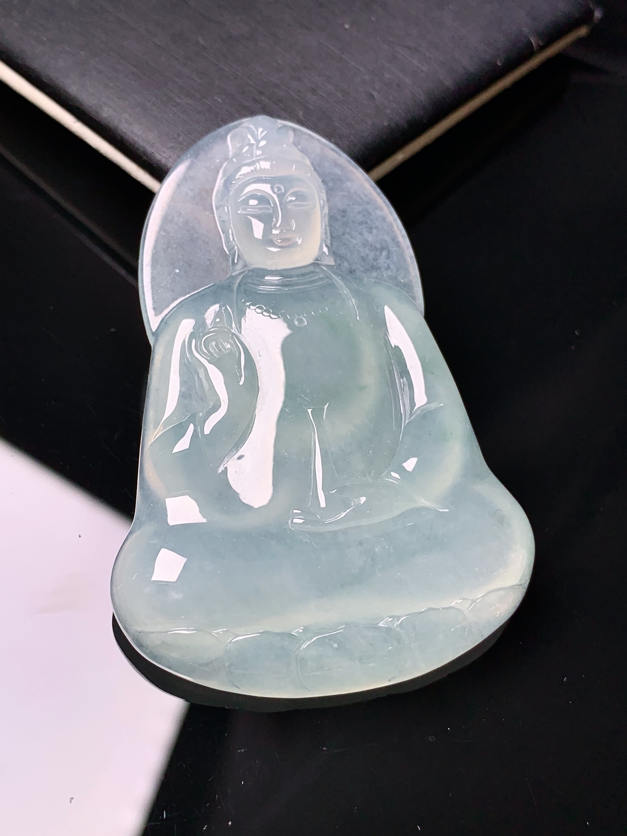 冰种观音菩萨吊坠 玉质细腻 色泽艳丽清新 水润亮眼 整体尺寸54.8*37.3*5.8