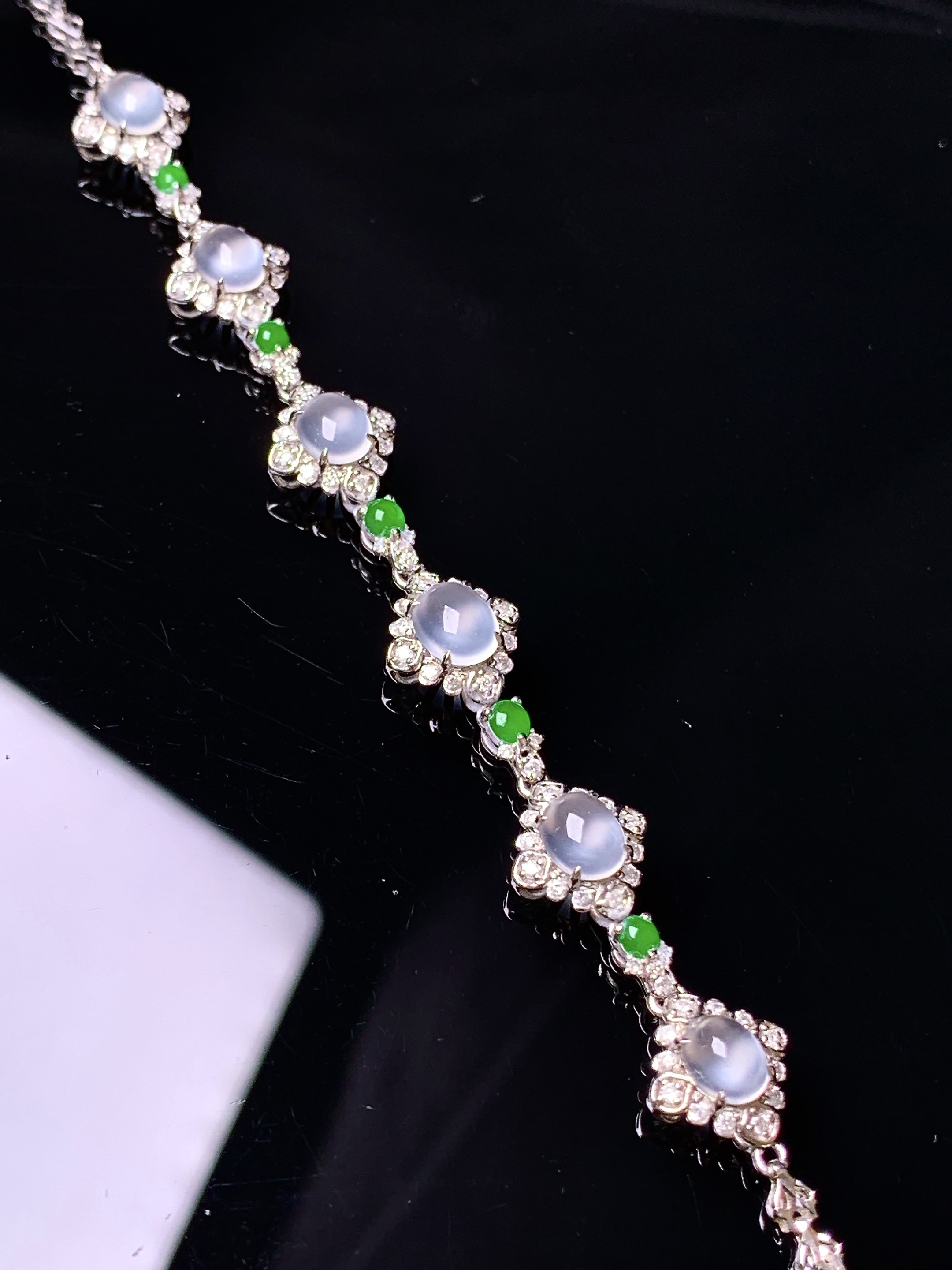 18k金钻镶嵌冰种蛋面手链 玉质细腻 色泽艳丽清新 水润亮眼 整体尺寸170*8.3*5L3