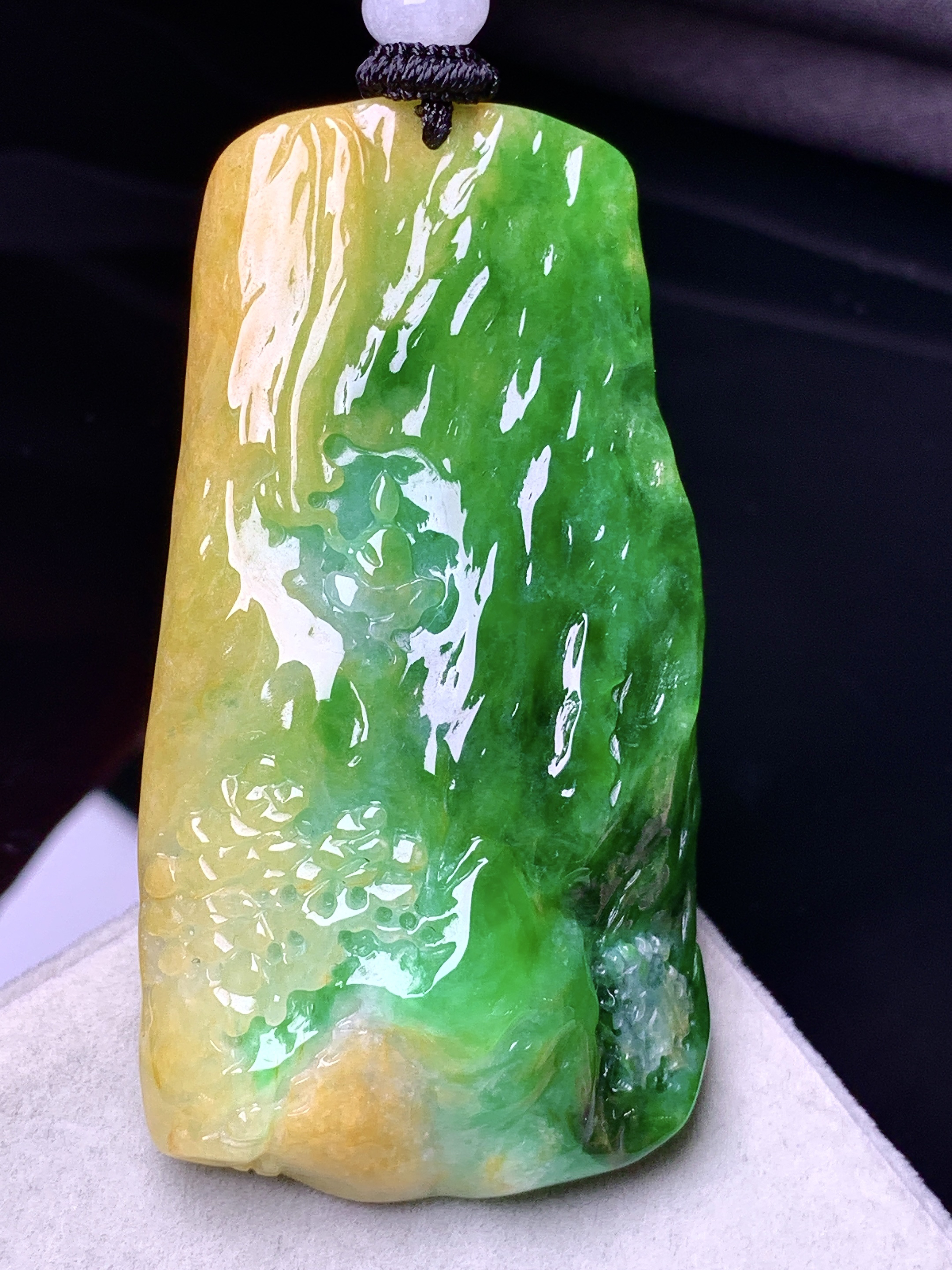 黄绿山水牌吊坠 玉质细腻 色泽艳丽清新 水润亮眼 整体尺寸57.5*30.2*10w1