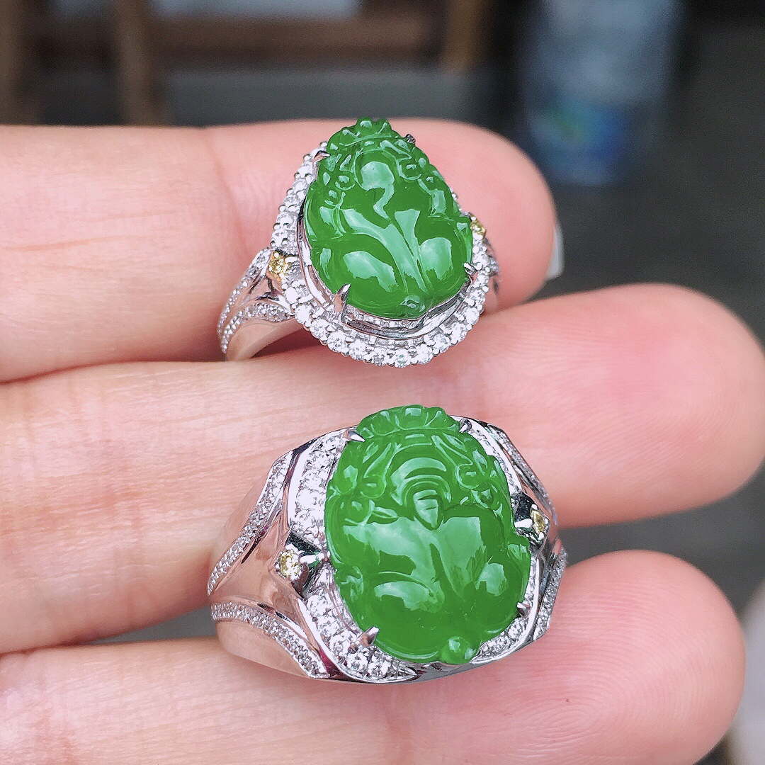 阳绿貔貅情侣戒指，色泽均匀艳丽，玉质细腻，荧光感超
强，饱满圆润，尽显优雅气质，18k
金豪华镶嵌