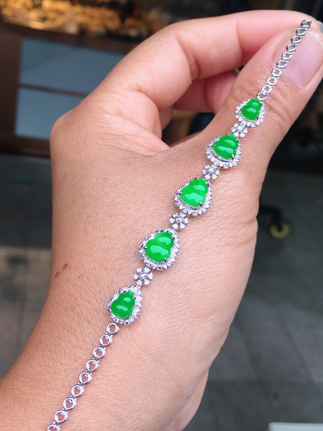 阳绿葫芦手链，色泽均匀艳丽，玉质细腻，荧光感超
强，饱满圆润，尽显优雅气质，18k
金豪华镶嵌