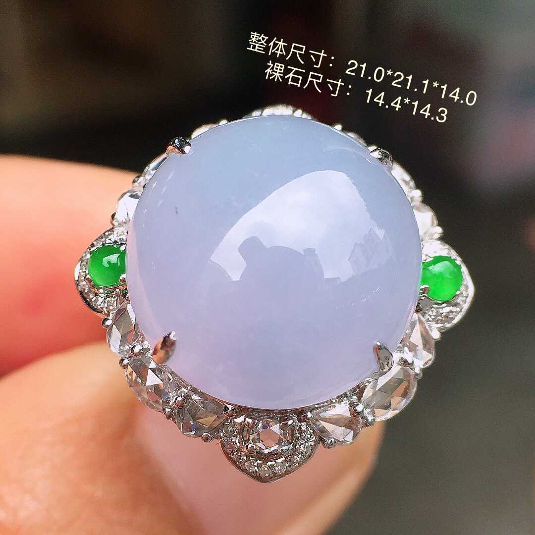 紫罗兰蛋面戒指/吊坠两用款，色泽均匀艳丽，玉质细腻，荧光感超
强，饱满圆润，尽显优雅气质，18k
金豪华镶嵌