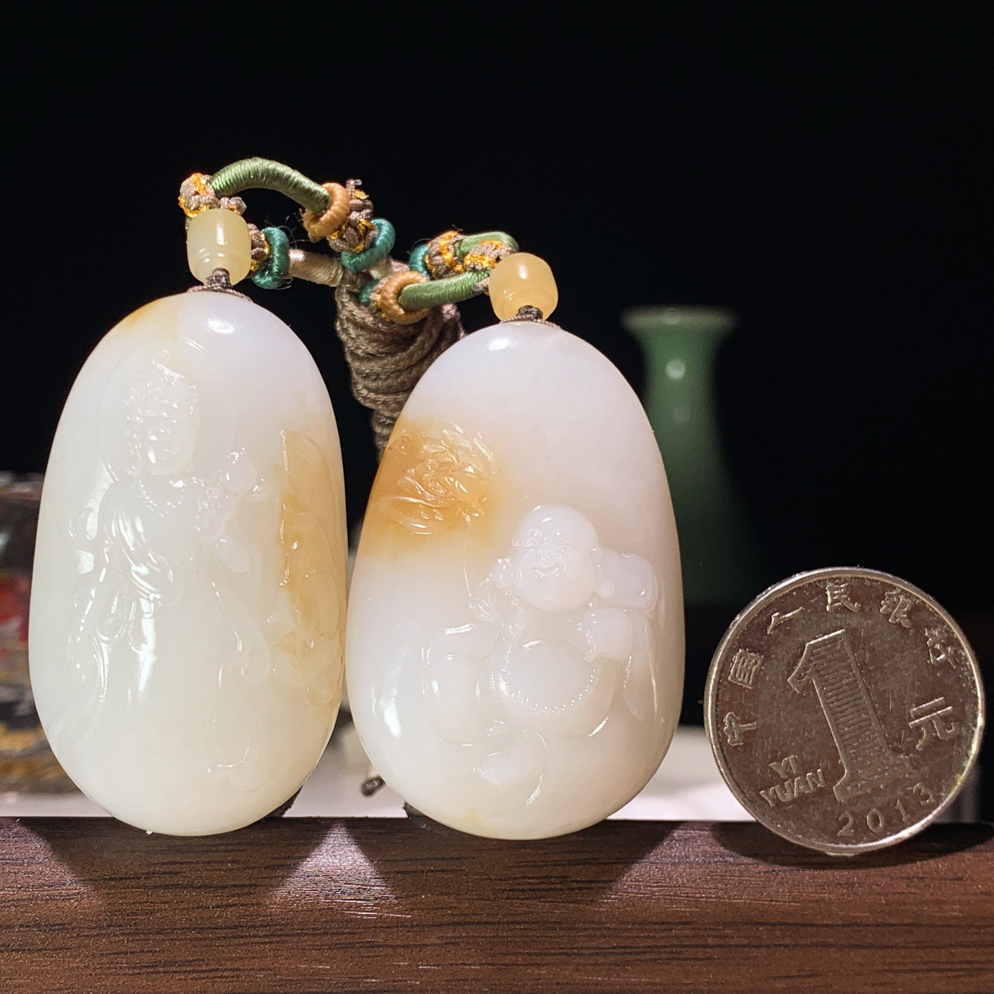 新疆和田玉白玉且末糖观音佛挂件 尺寸46/26/15重68.5克。玉质细腻油润。手推出油。佩戴高端典雅。lt260319