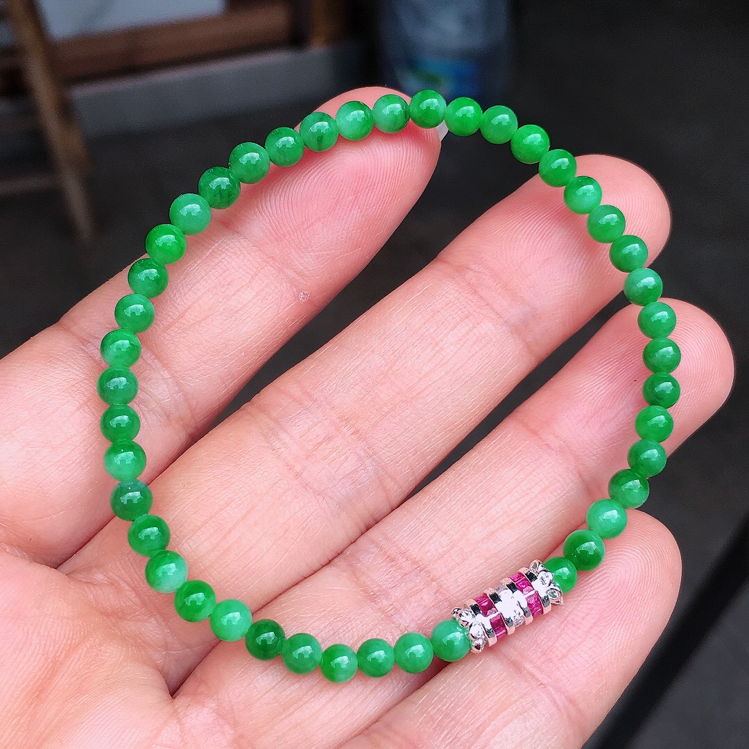 阳绿珠子手串，色泽均匀艳丽，玉质细腻，荧光感超
强，饱满圆润，尽显优雅气质，