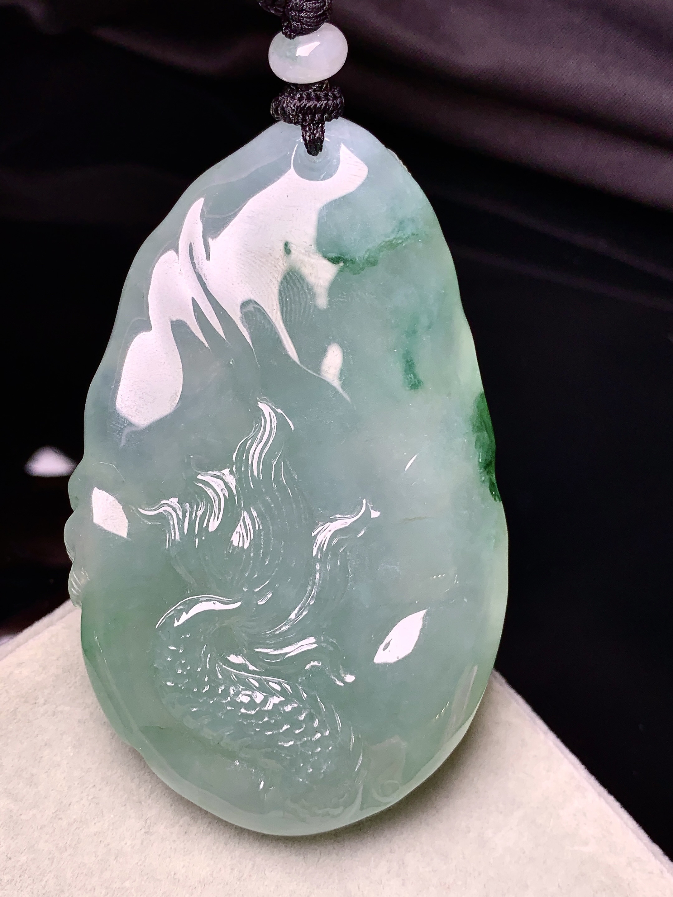 飘绿龙牌吊坠 玉质细腻 色泽艳丽清新 水润亮眼 整体尺寸65*40.5*12.3w1