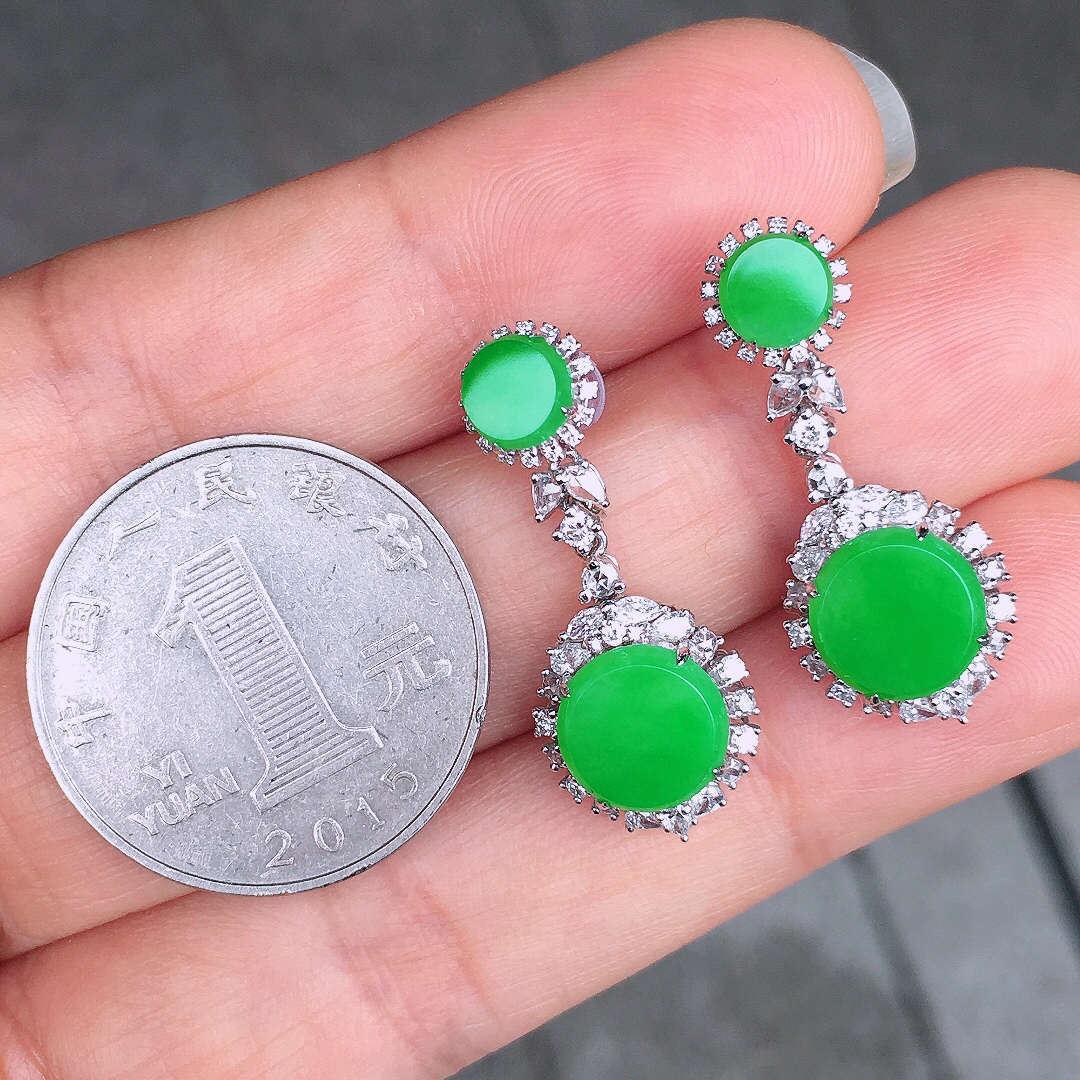 阳绿平安扣耳坠，色泽均匀艳丽，玉质细腻，荧光感超
强，饱满圆润，尽显优雅气质，18k
金豪华镶嵌