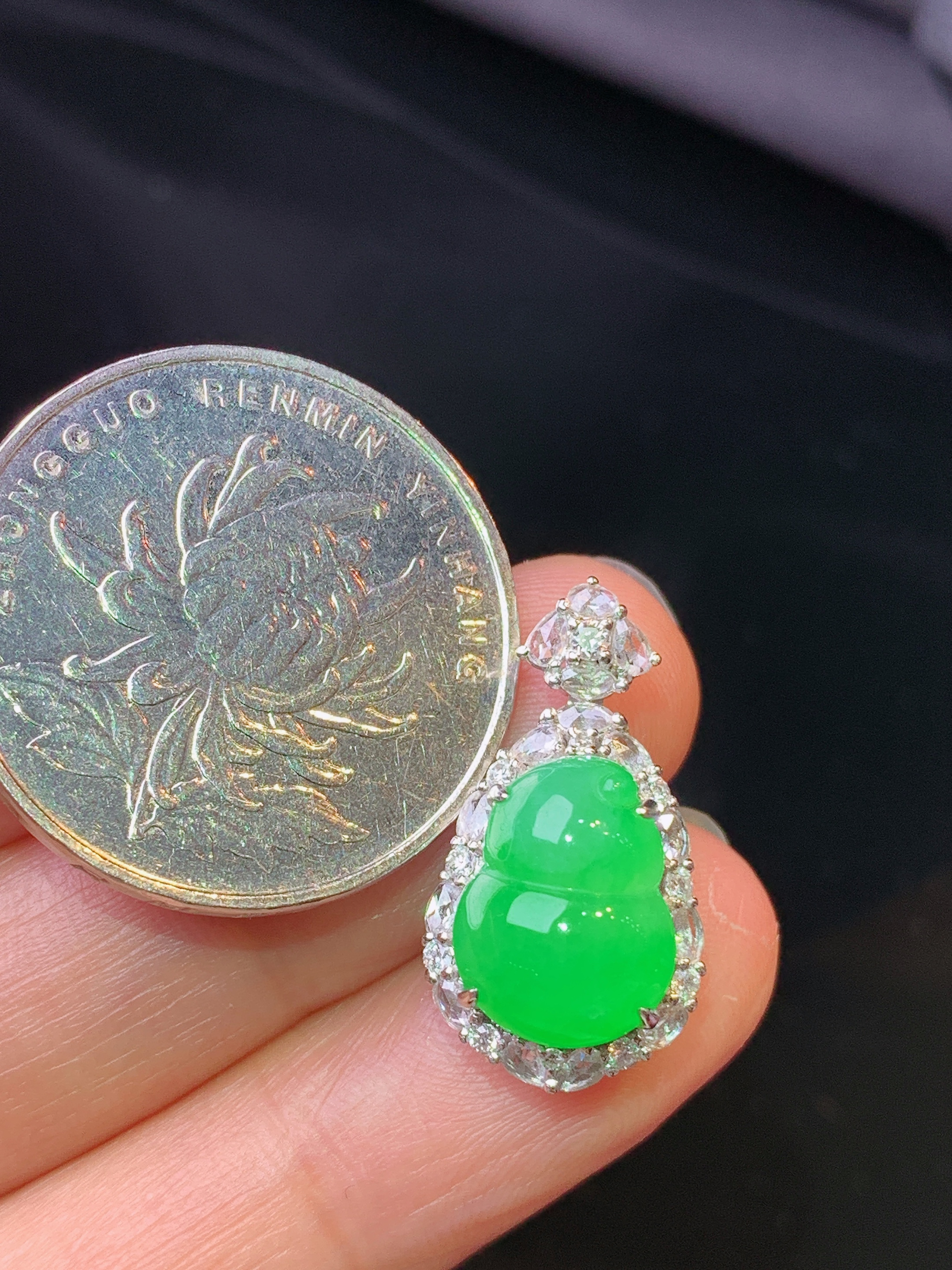 18k金钻镶嵌翠绿葫芦吊坠 玉质细腻 色泽艳丽清新 水润亮眼 整体尺寸21.8*12*10.5g1