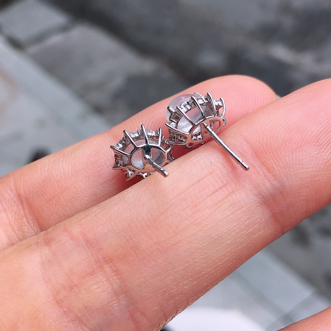 玻璃种蛋面耳钉，玉质细腻，荧光感超
强，饱满圆润，尽显优雅气质，18k
金豪华镶嵌