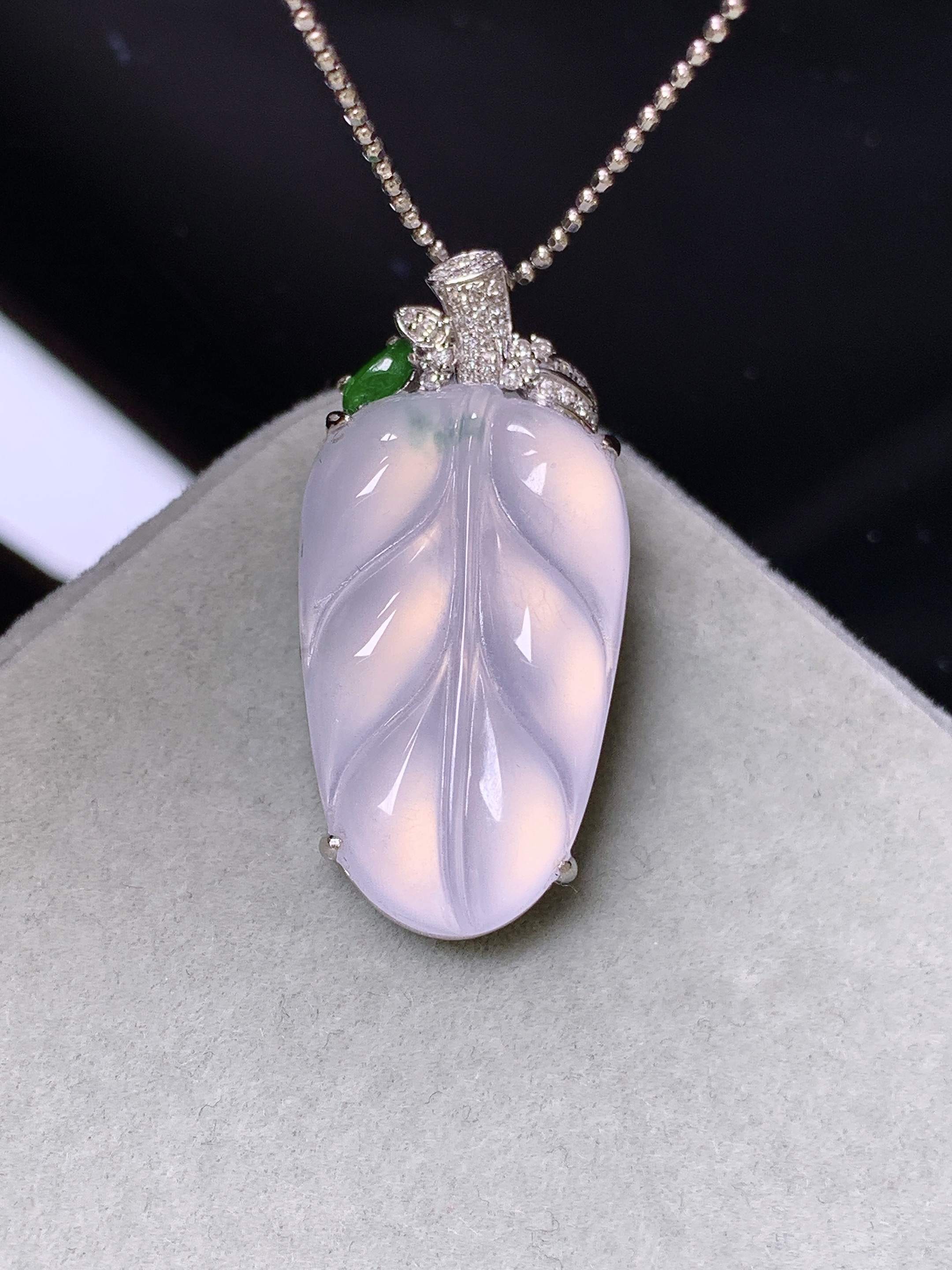 18k金钻镶嵌冰种树叶吊坠 玉质细腻 色泽艳丽清新 水润亮眼 整体尺寸30*14*6.5y4