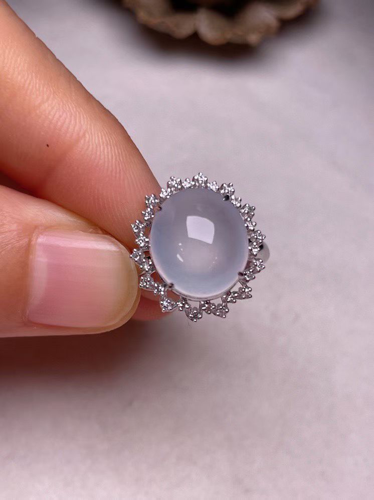 冰种蛋面戒指，真金真钻镶嵌，种水好，玉质细腻 .裸石尺寸 11.5*10.0