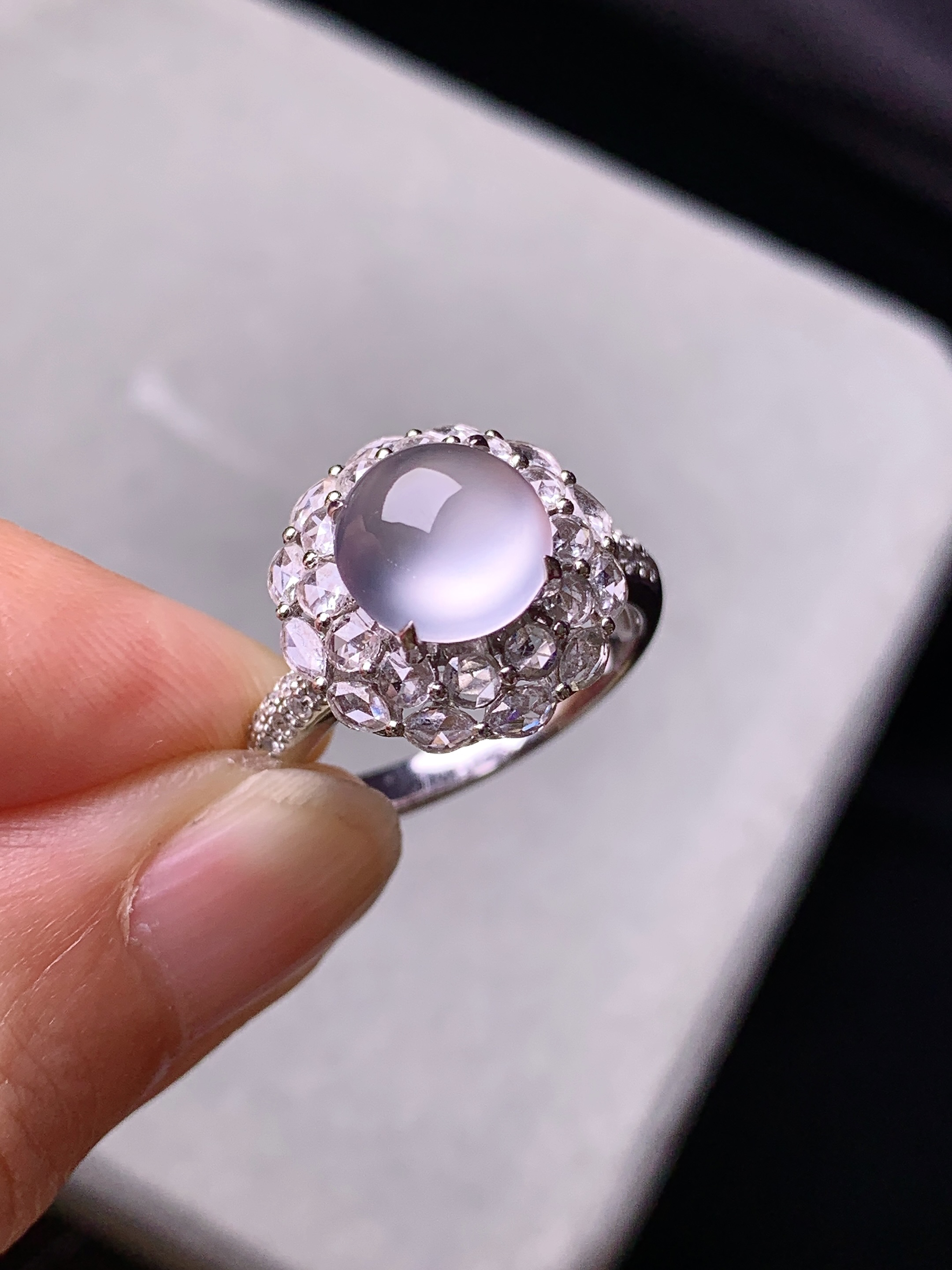 18k金钻镶嵌冰种蛋面戒指 玉质细腻 色泽艳丽清新 水润亮眼 圈口14 整体尺寸14.2*10.8a