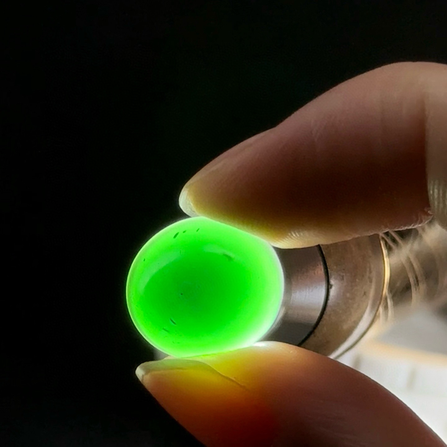 精品墨翠蛋面裸石 戒面 种好色正 黑度极好 打灯通透饱满大气 尺寸15.6