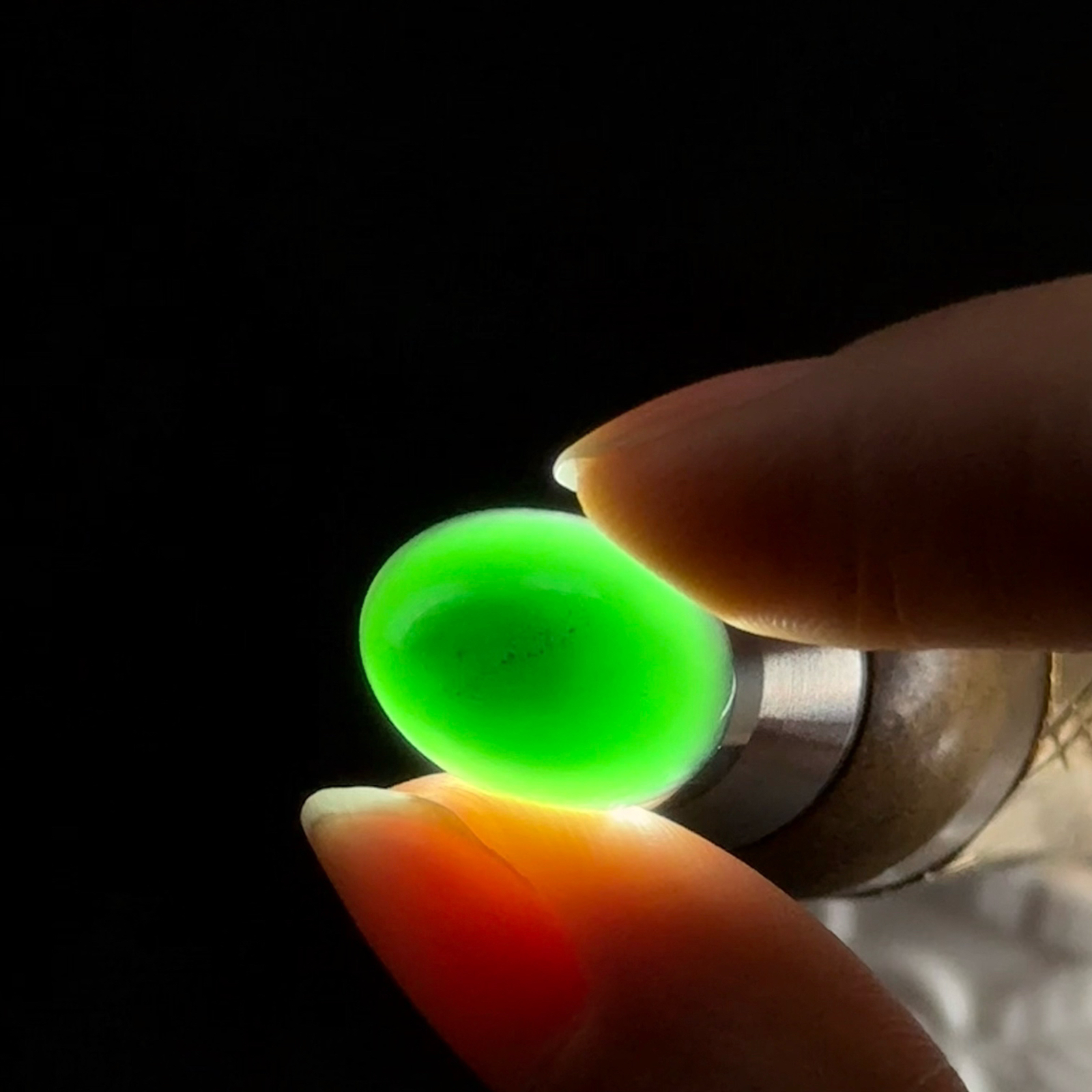 精品墨翠蛋面裸石 戒面 种好色正 黑度极好 打灯通透饱满大气 尺寸15.9