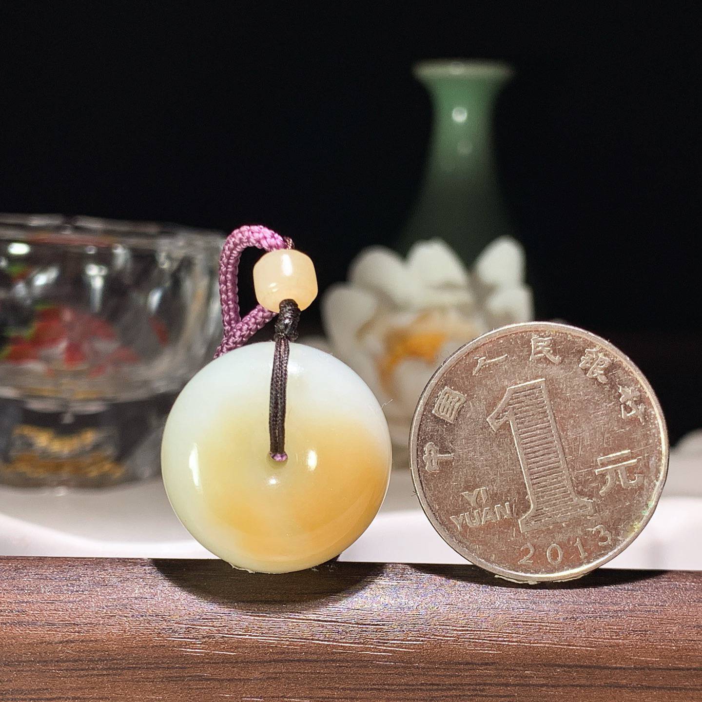 和田玉白玉糖料平安扣挂件 尺寸22/10重11.3克。玉质细腻油润。手推出油。佩戴高端典雅。lt260319