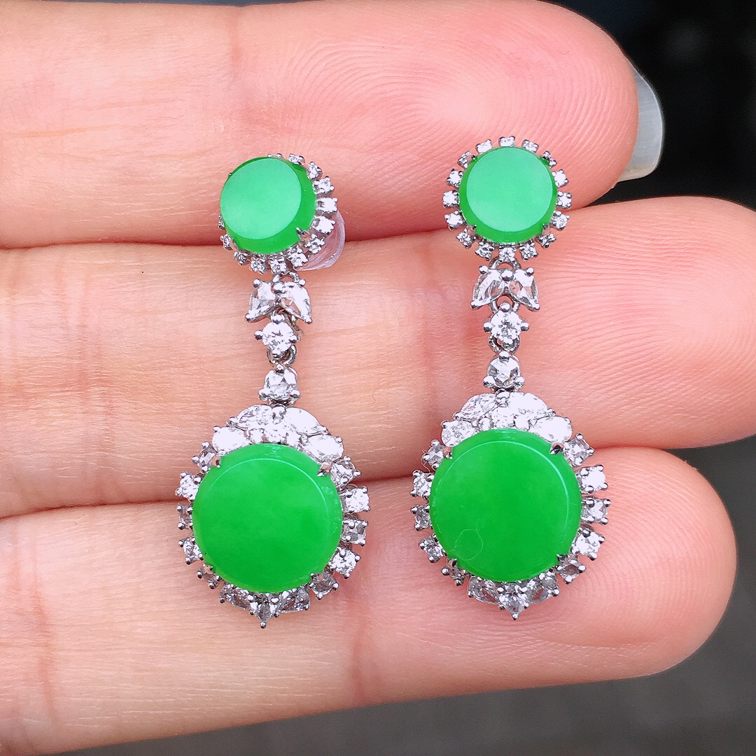 阳绿平安扣耳坠，色泽均匀艳丽，玉质细腻，荧光感超
强，饱满圆润，尽显优雅气质，18k
金豪华镶嵌