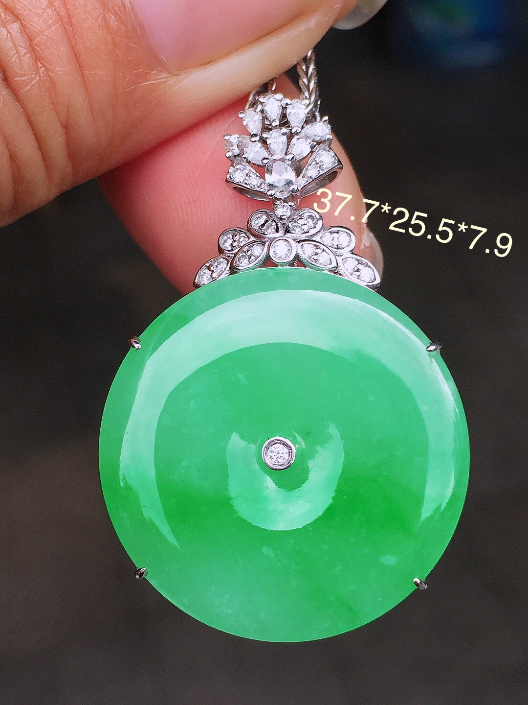 阳绿平安扣吊坠，色泽均匀艳丽，玉质细腻，荧光感超
强，饱满圆润，尽显优雅气质，18k
金豪华镶嵌