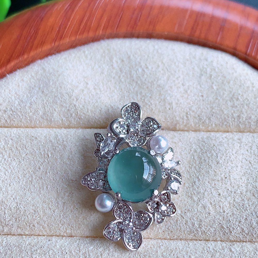 冰晴水蛋面翡翠吊坠，质地细腻，清秀高雅，饱满圆润  款式大方经典，颜色鲜艳，沁人心脾，高质量精品  