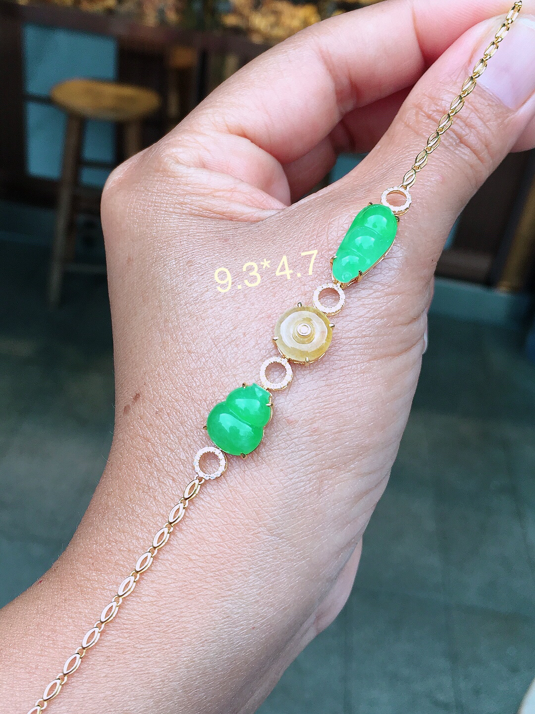 （黄+绿）三合一手链，色泽均匀艳丽，玉质细腻，荧光感超
强，饱满圆润，尽显优雅气质，18k
金豪华镶嵌