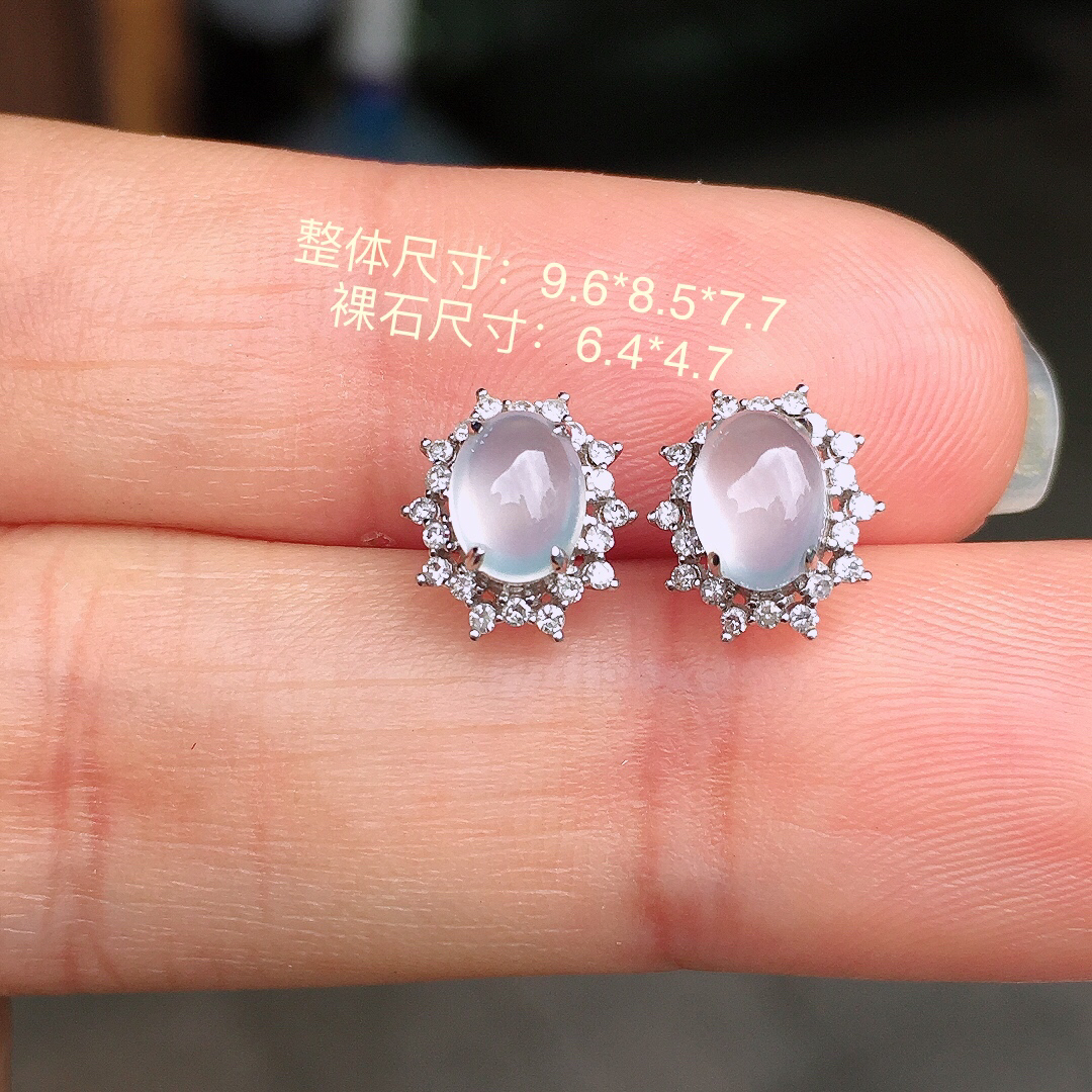 玻璃种蛋面耳钉，玉质细腻，荧光感超
强，饱满圆润，尽显优雅气质，18k
金豪华镶嵌