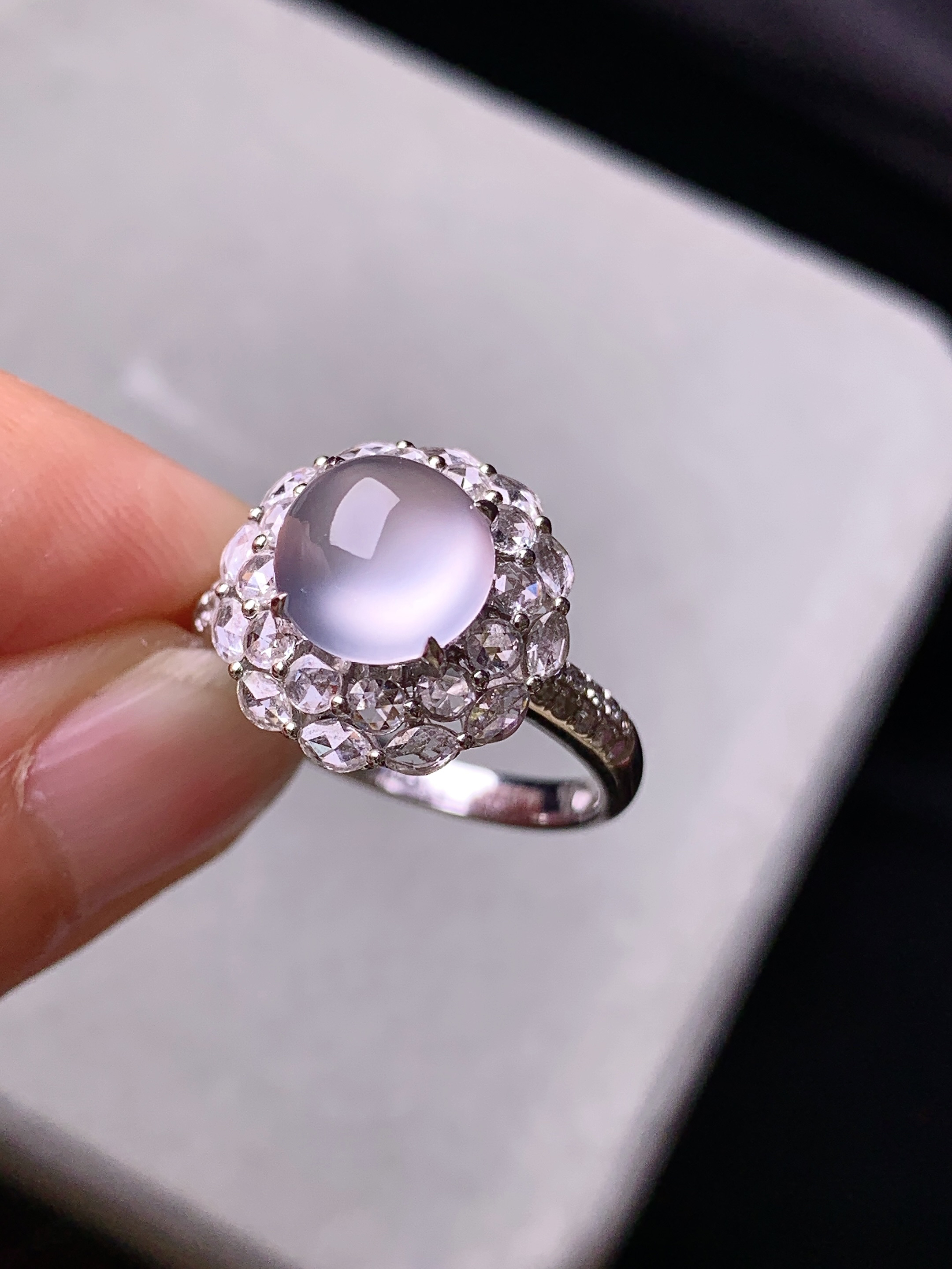 18k金钻镶嵌冰种蛋面戒指 玉质细腻 色泽艳丽清新 水润亮眼 圈口14 整体尺寸14.2*10.8a1