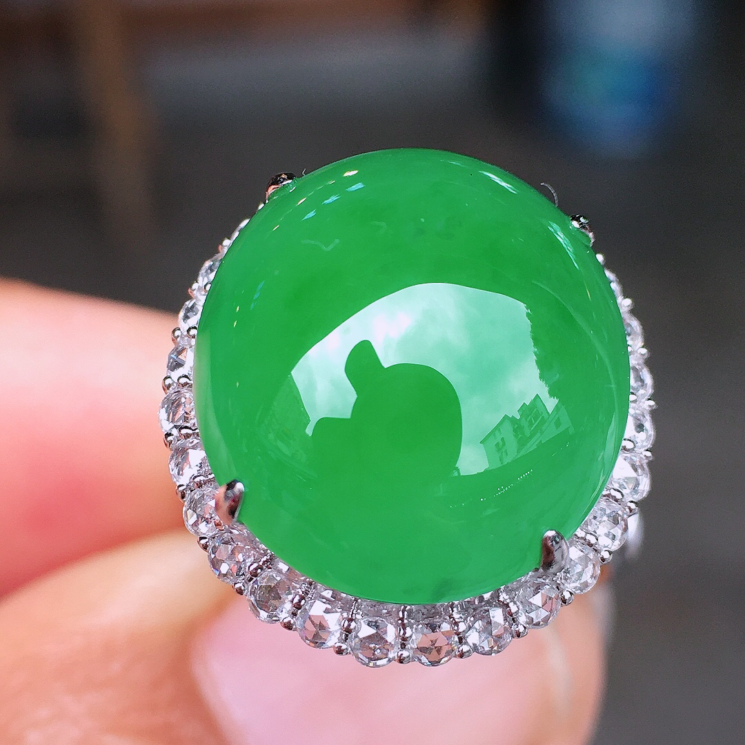 阳绿蛋面戒指，色泽均匀艳丽，玉质细腻，荧光感超
强，饱满圆润，尽显优雅气质，18k
金豪华镶嵌