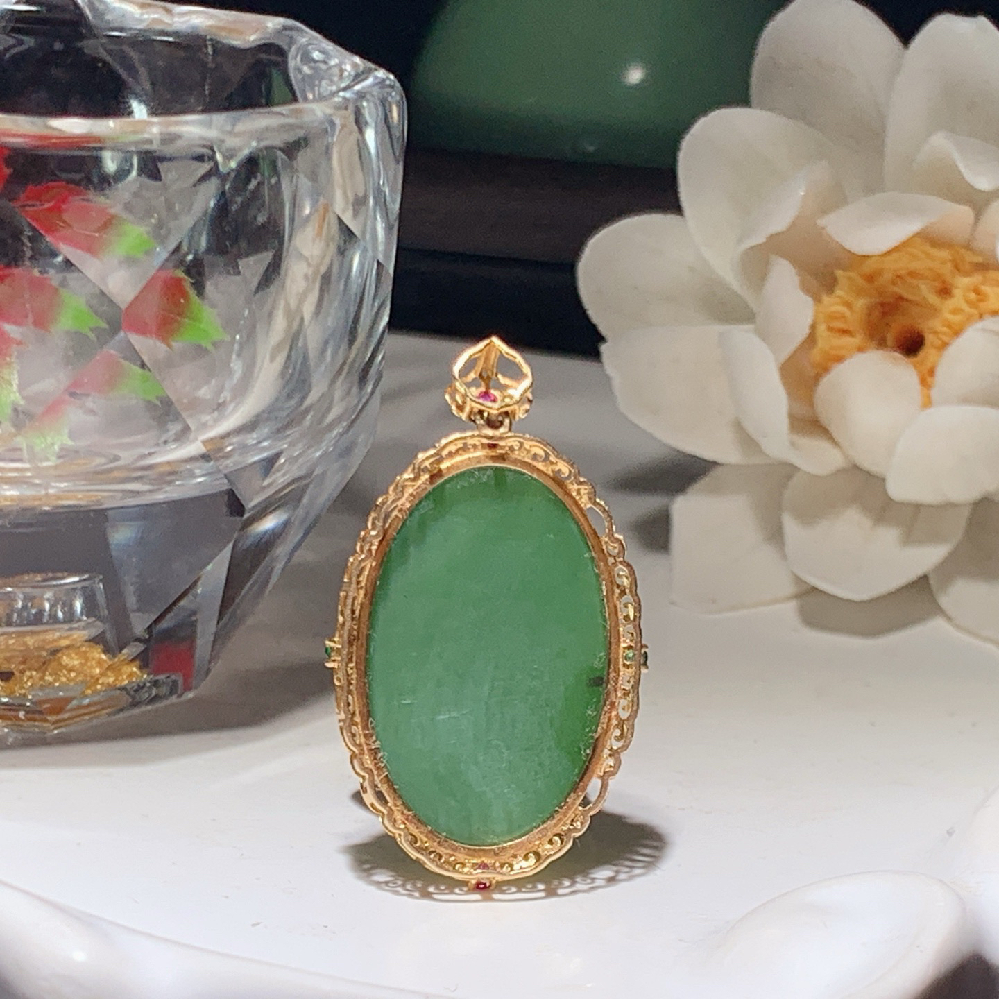 和田玉阳绿18k金俄罗斯碧玉蛋面挂件 尺寸30/21/11重7.8克。玉质细腻油润。手推出油。佩戴高端典雅。lt260319